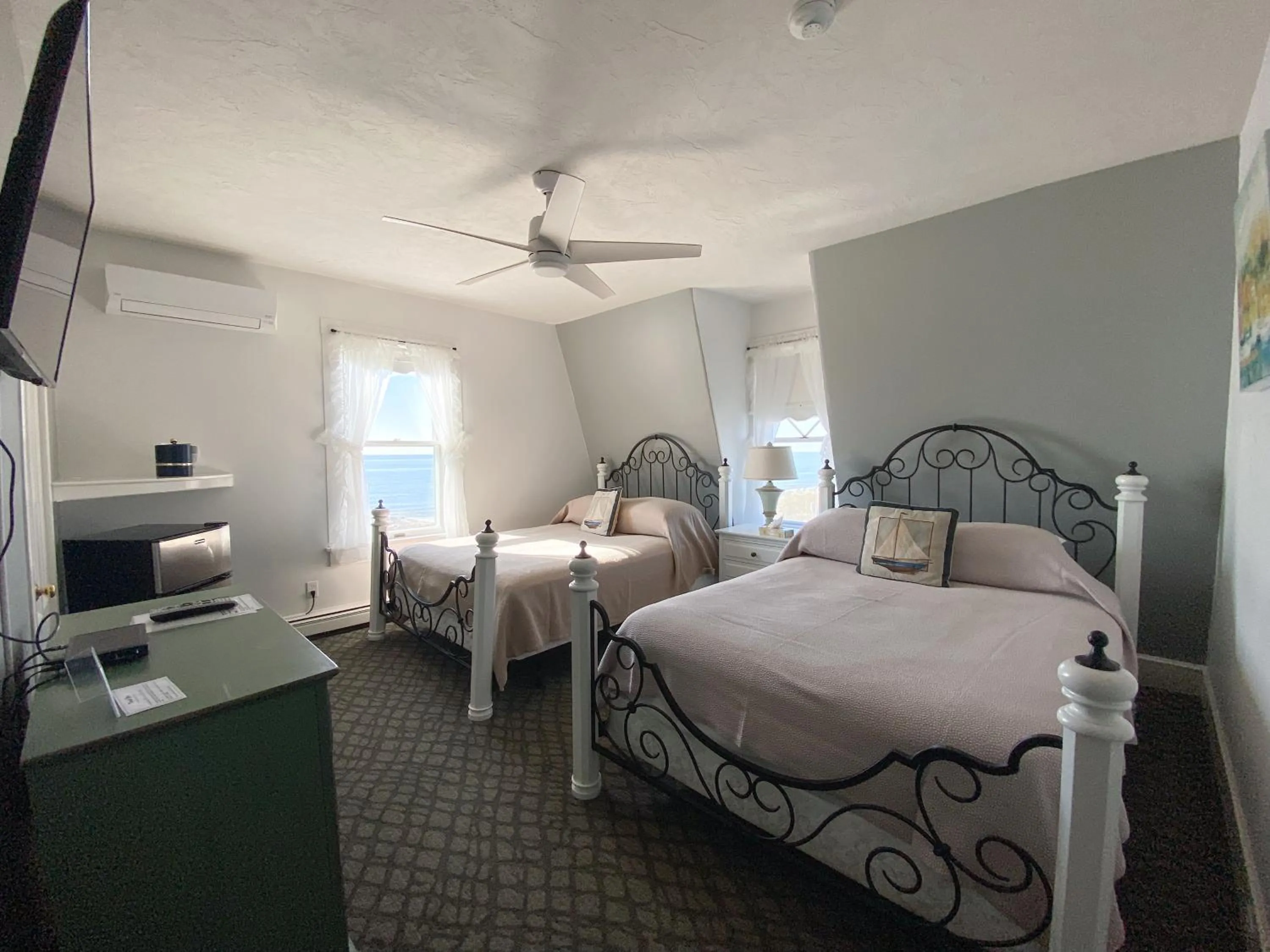 Bed in By The Sea Guests Bed & Breakfast and Suites