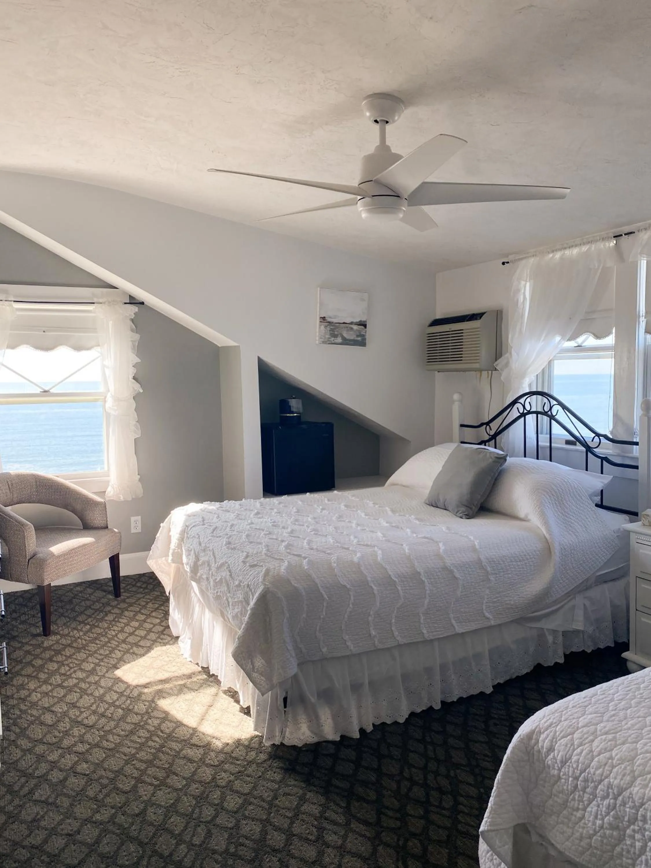 Bed in By The Sea Guests Bed & Breakfast and Suites