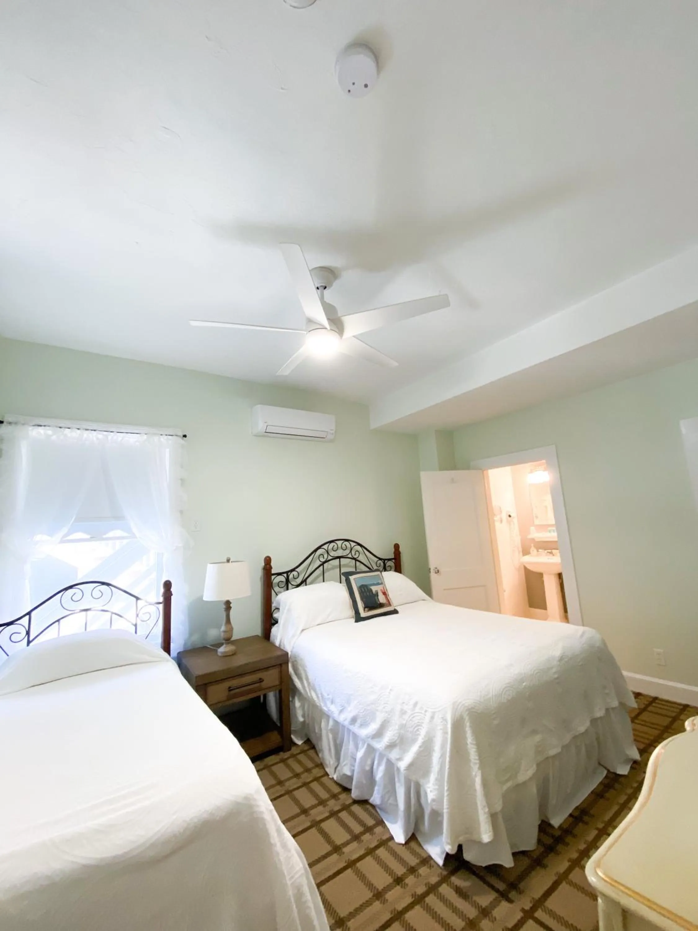 Bed in By The Sea Guests Bed & Breakfast and Suites