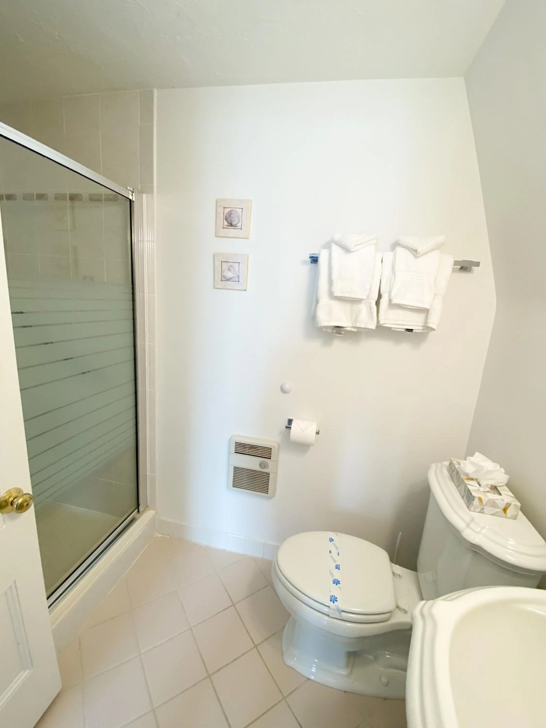 Shower in By The Sea Guests Bed & Breakfast and Suites