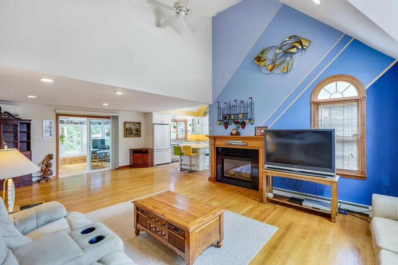 TV and multimedia in By The Sea Guests Bed & Breakfast and Suites