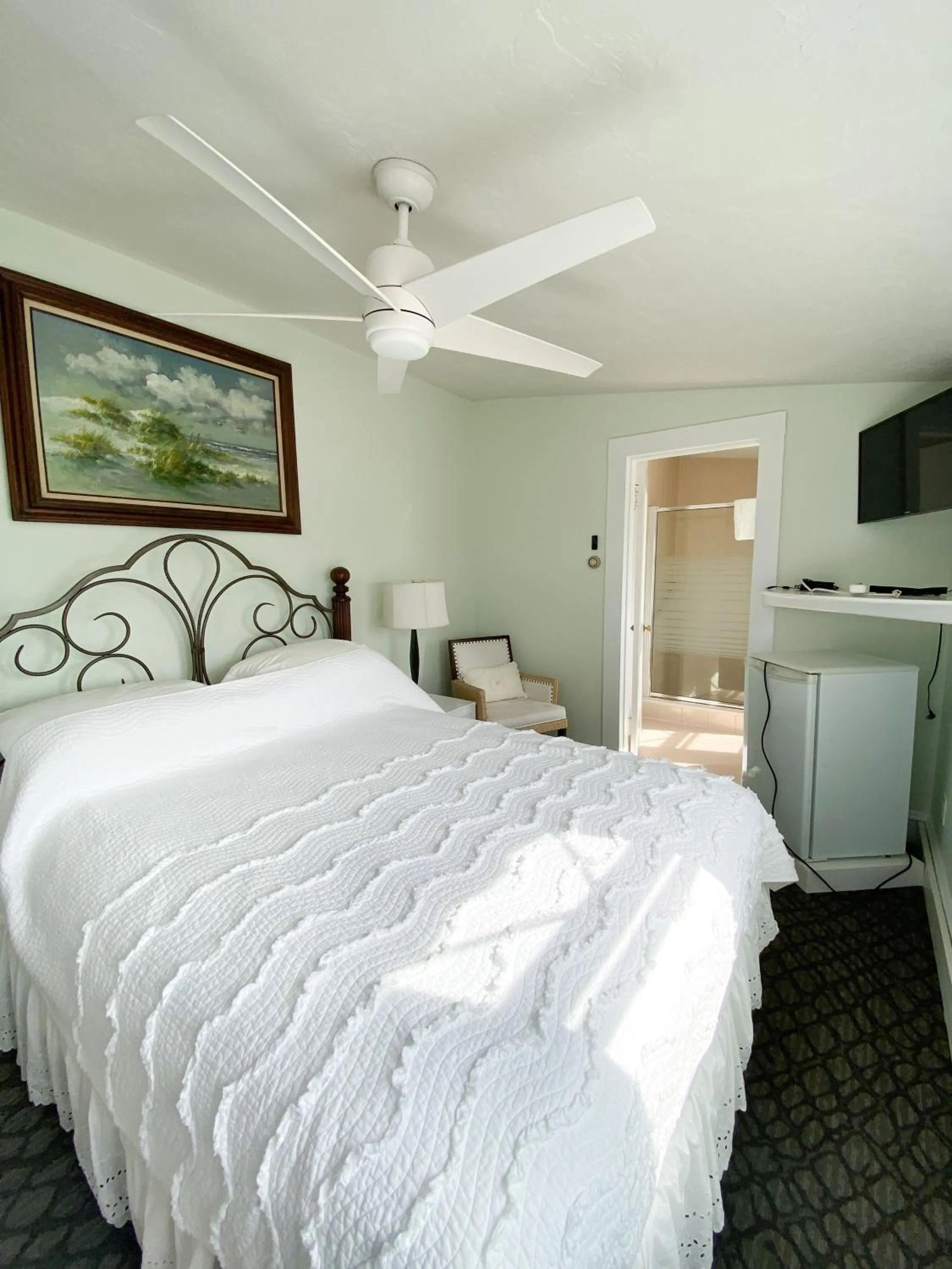 Bed in By The Sea Guests Bed & Breakfast and Suites