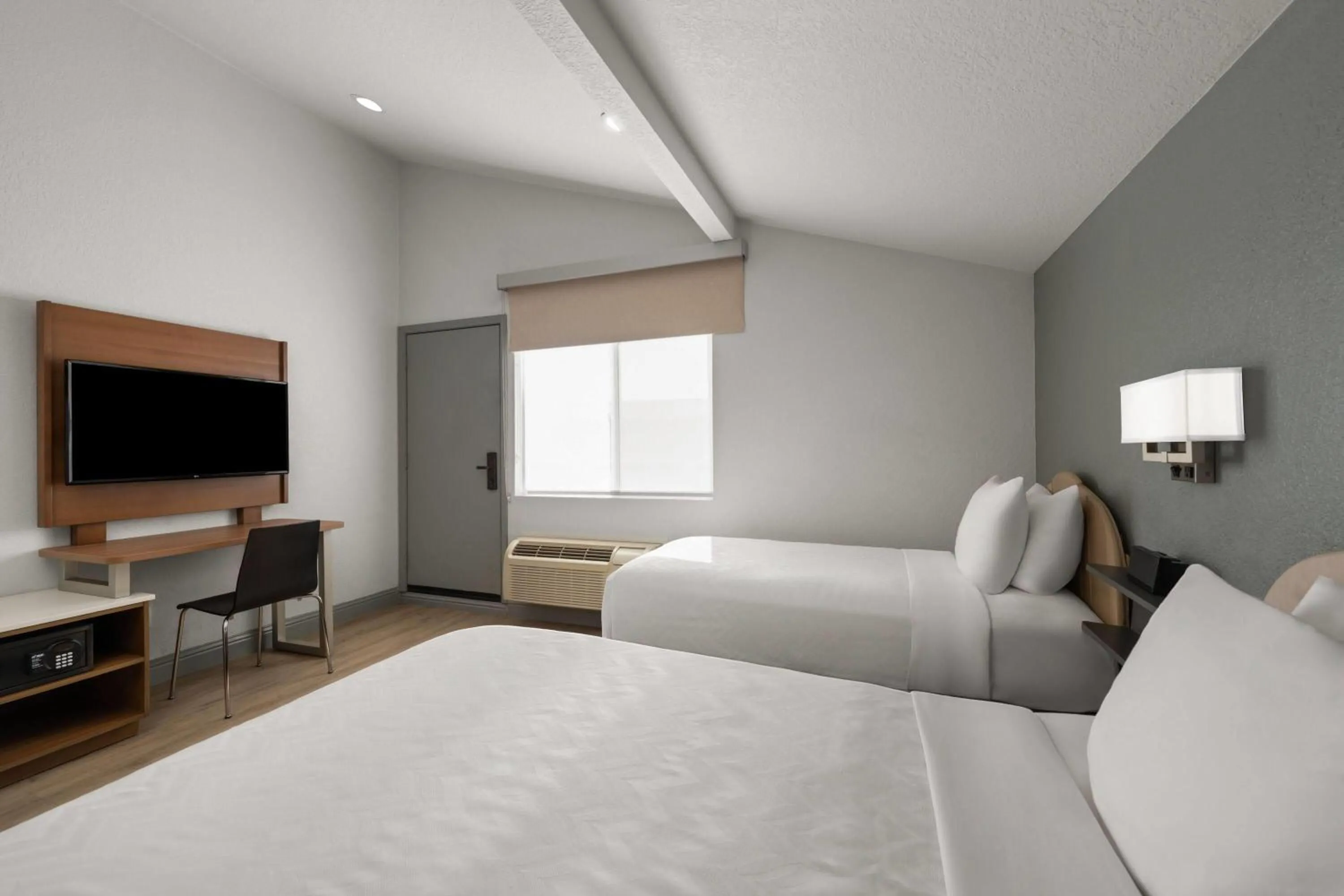 Photo of the whole room, Bed in Super 8 by Wyndham Fort Bragg