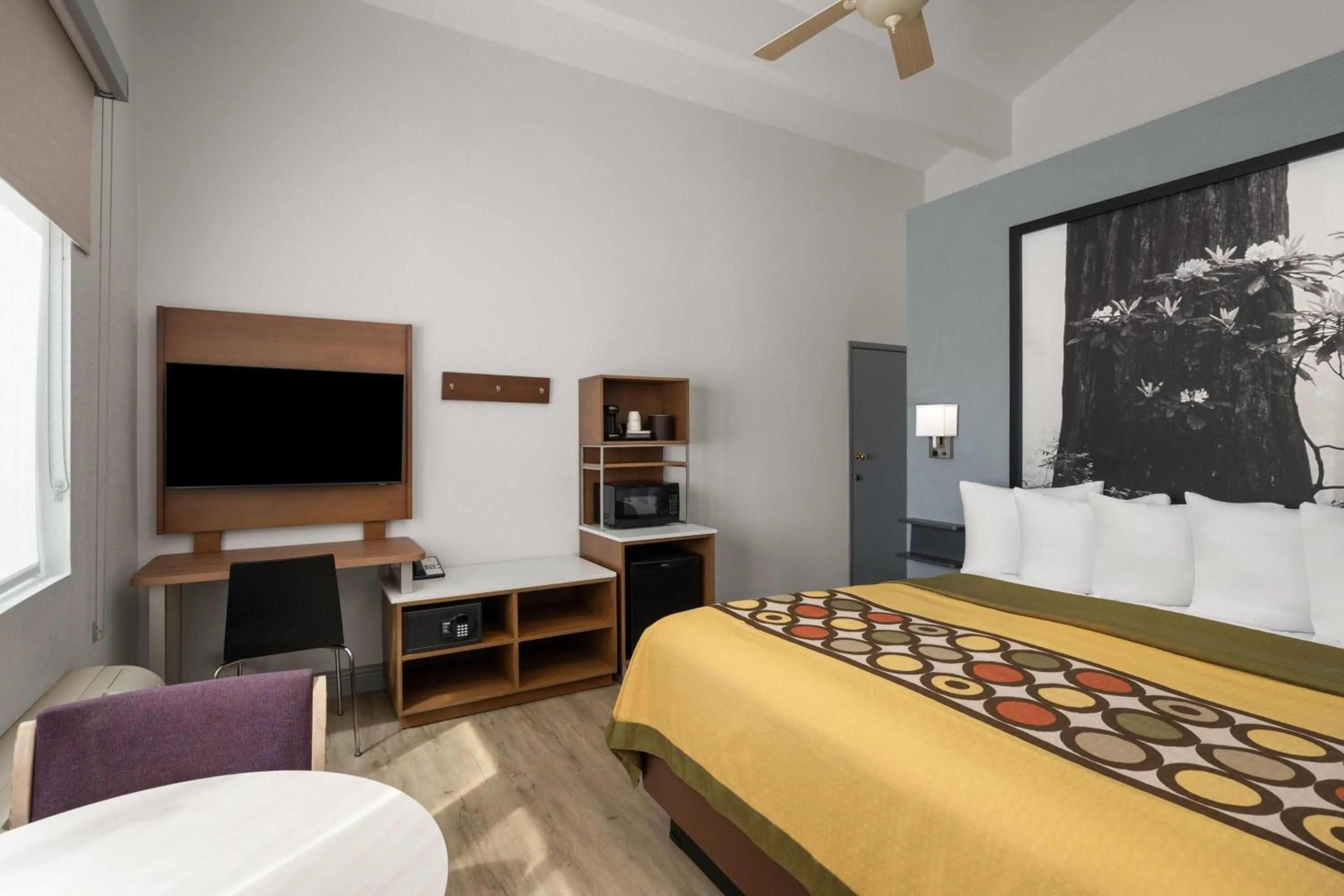 Photo of the whole room, Bed in Super 8 by Wyndham Fort Bragg