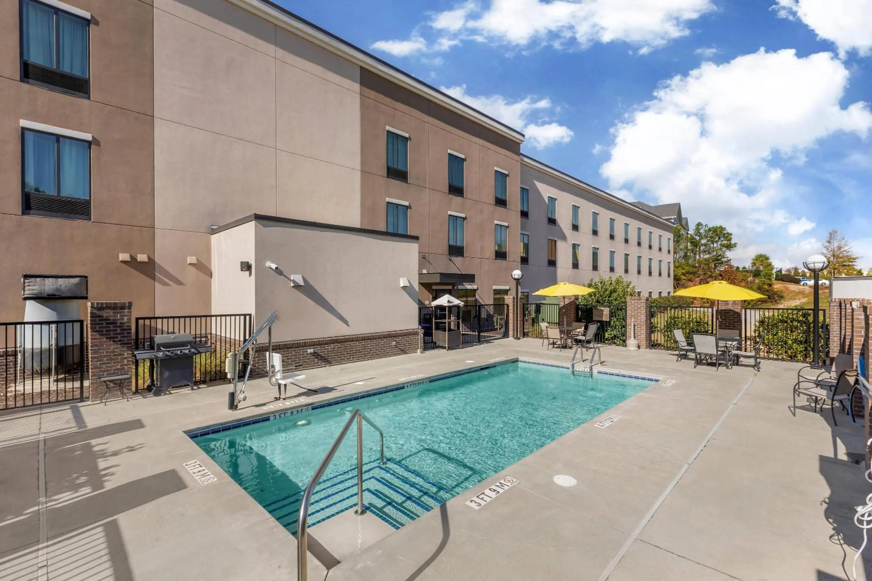 Swimming pool in Comfort Inn & Suites Florence Center Area