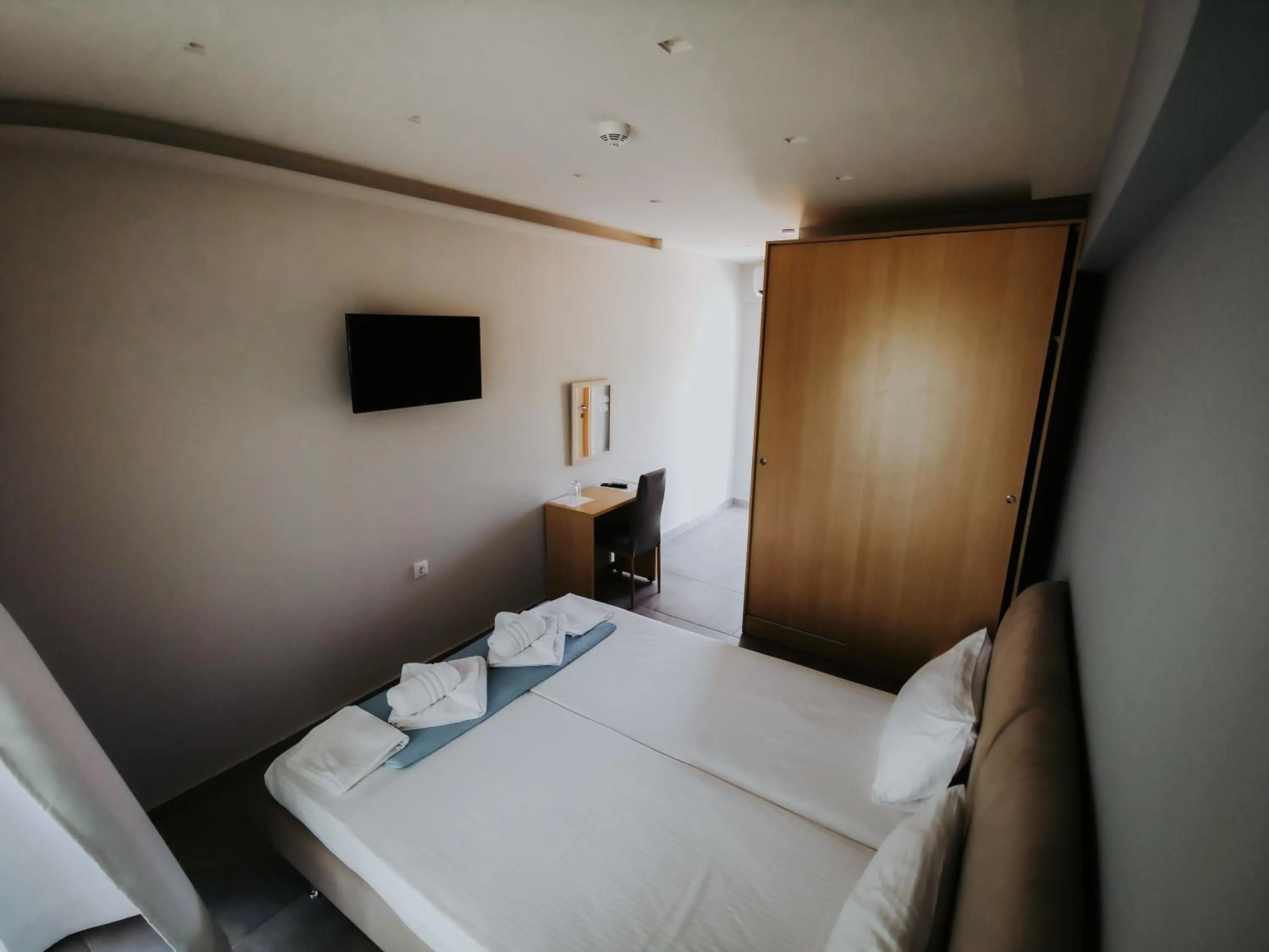 Bed in 3 Island View Hotel