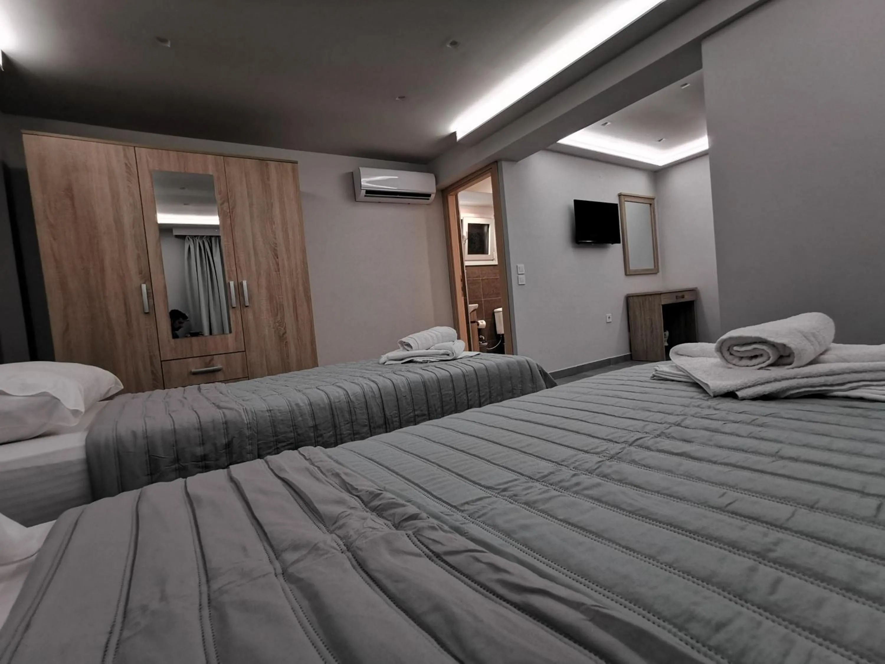 Bed in 3 Island View Hotel