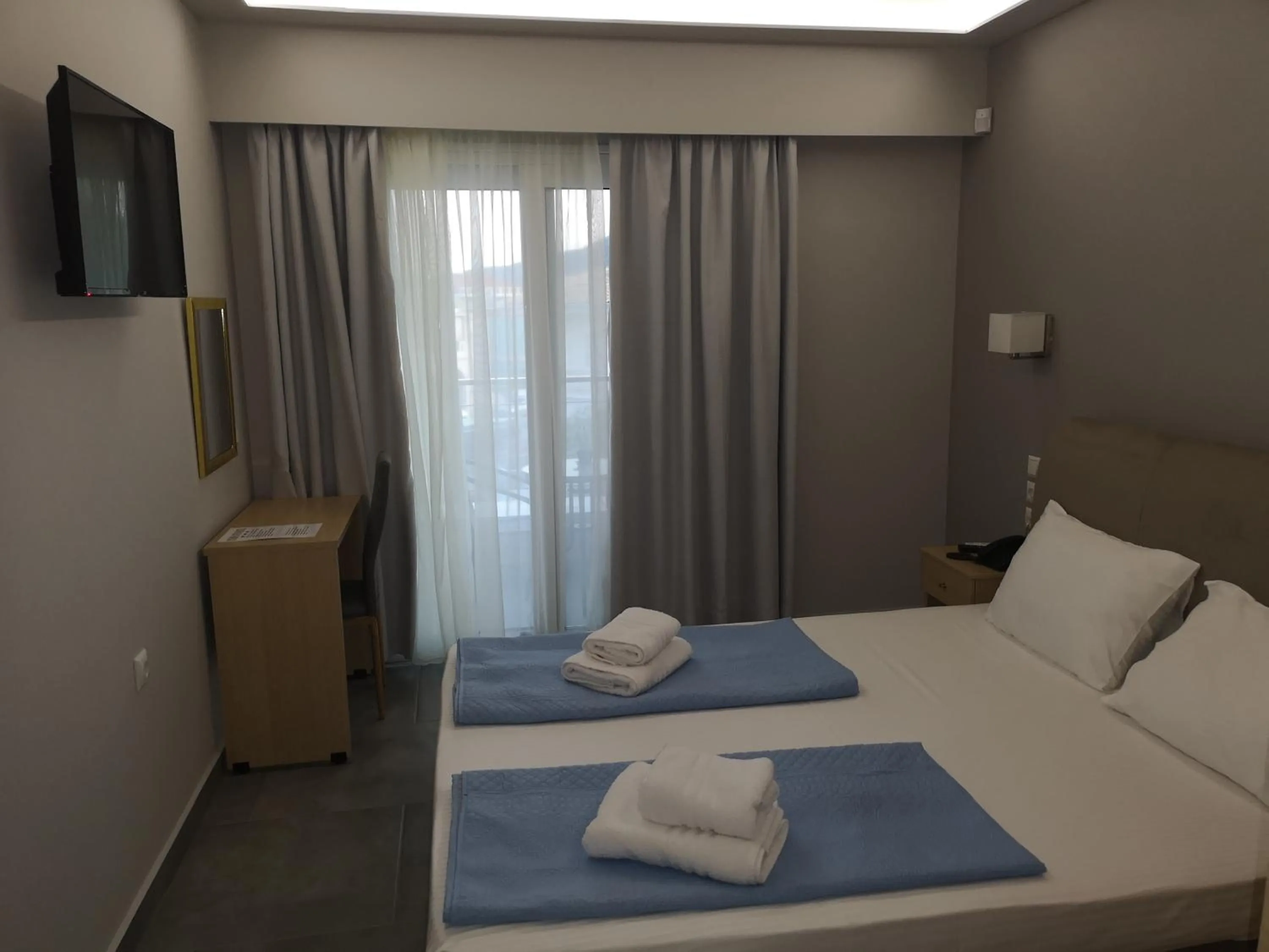 Bed in 3 Island View Hotel