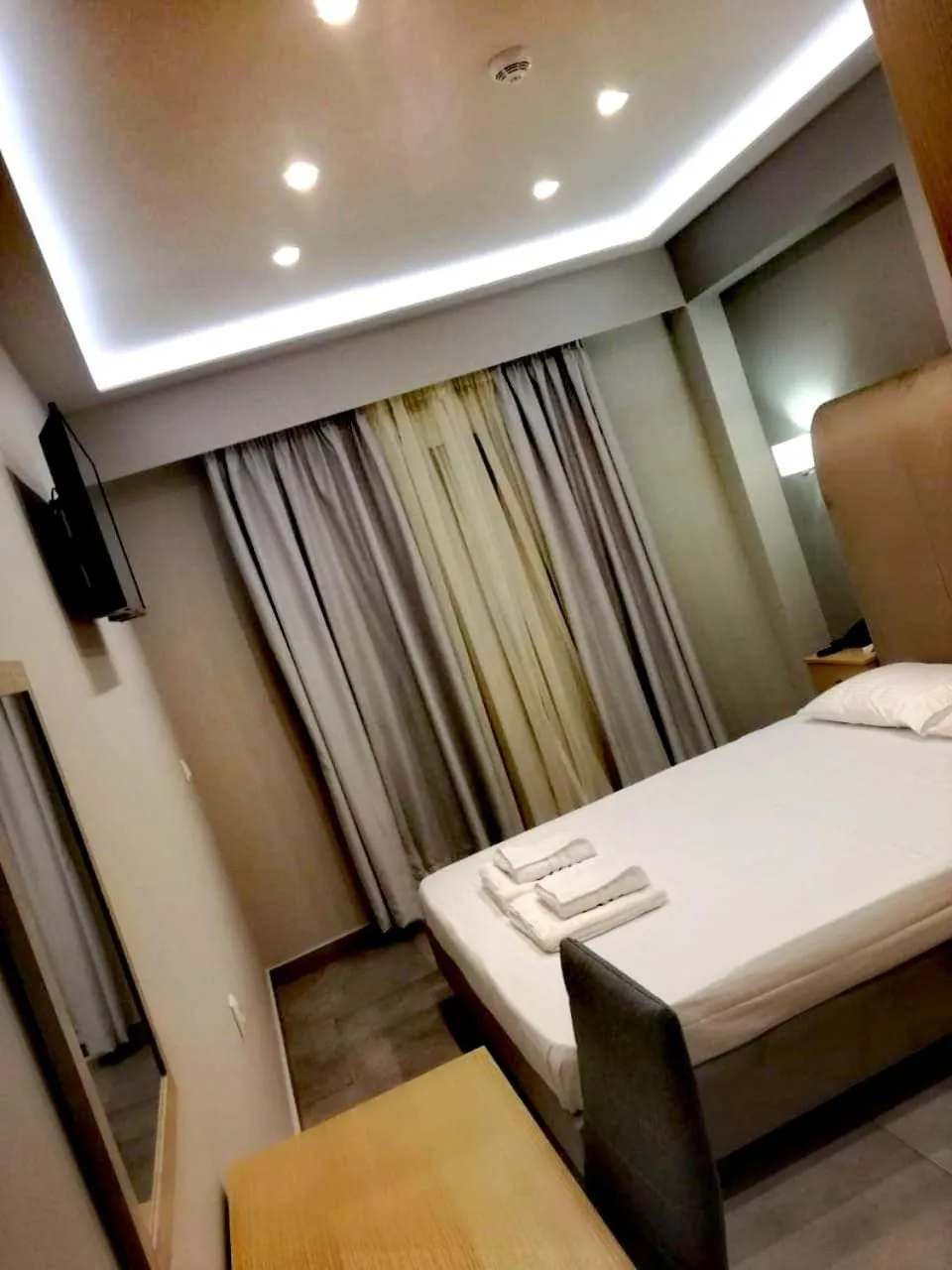 Bed in 3 Island View Hotel