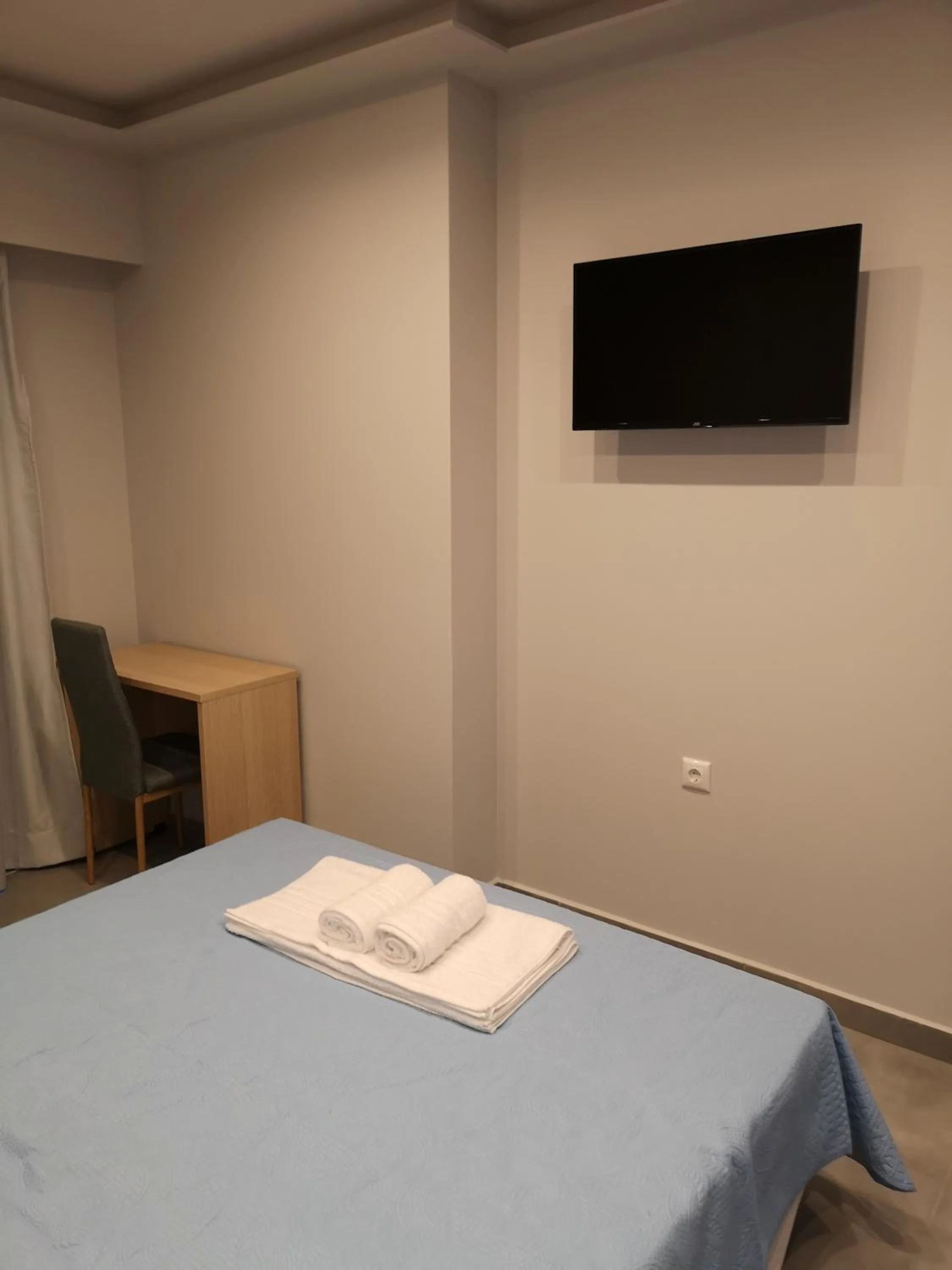 Bed in 3 Island View Hotel