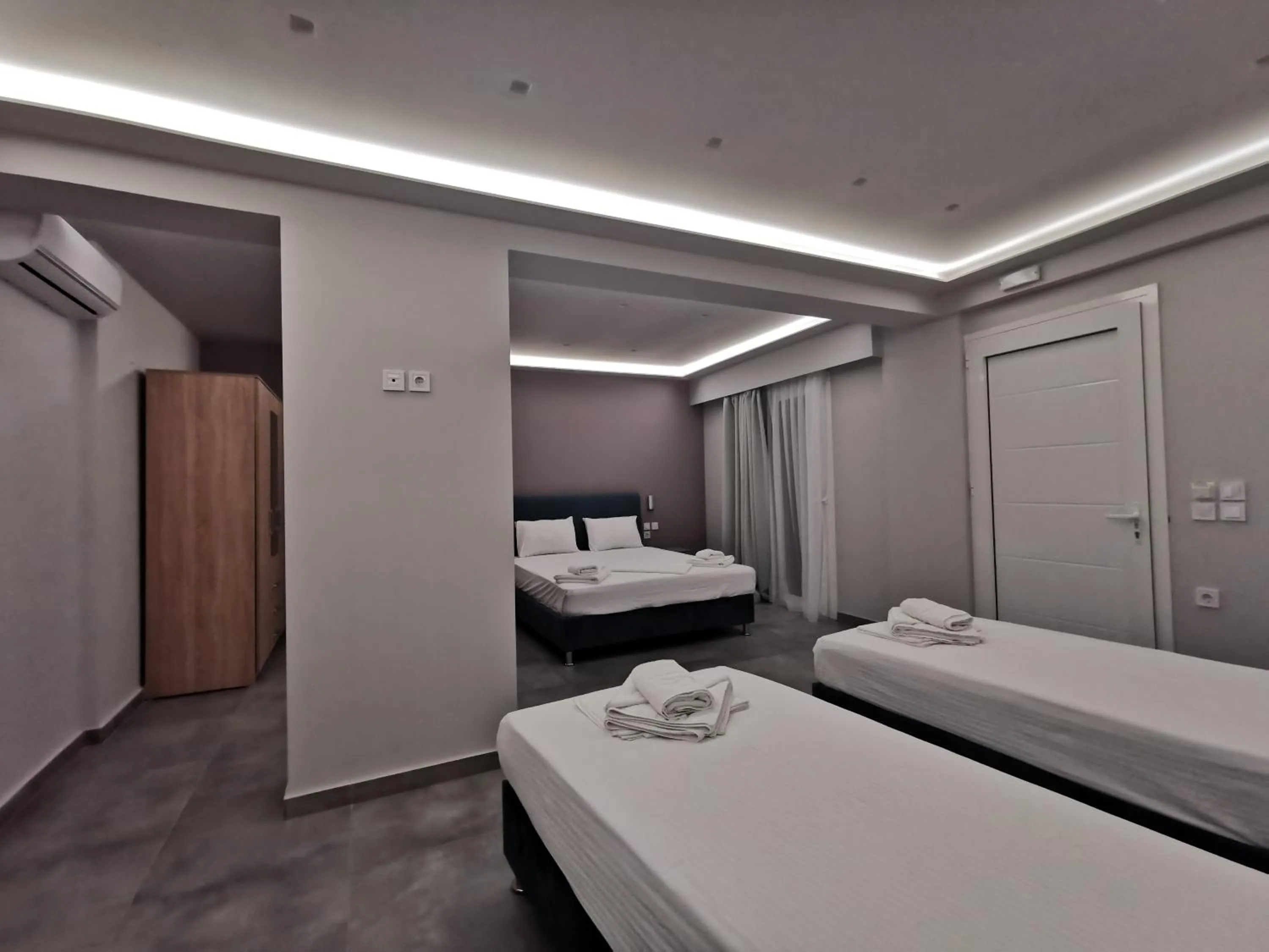 Bed in 3 Island View Hotel