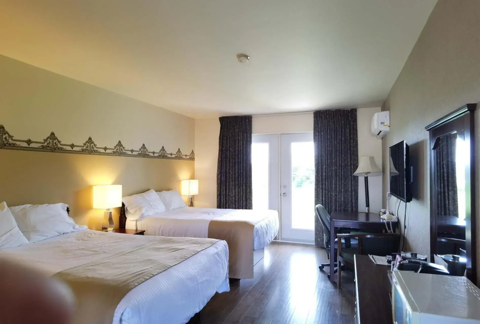 Double Room with Two Double Beds with River View - single occupancy in Motel Grand-Pré Inc Double Room with Two Double Beds with River View - single occupancy in Motel Grand-Pré Inc