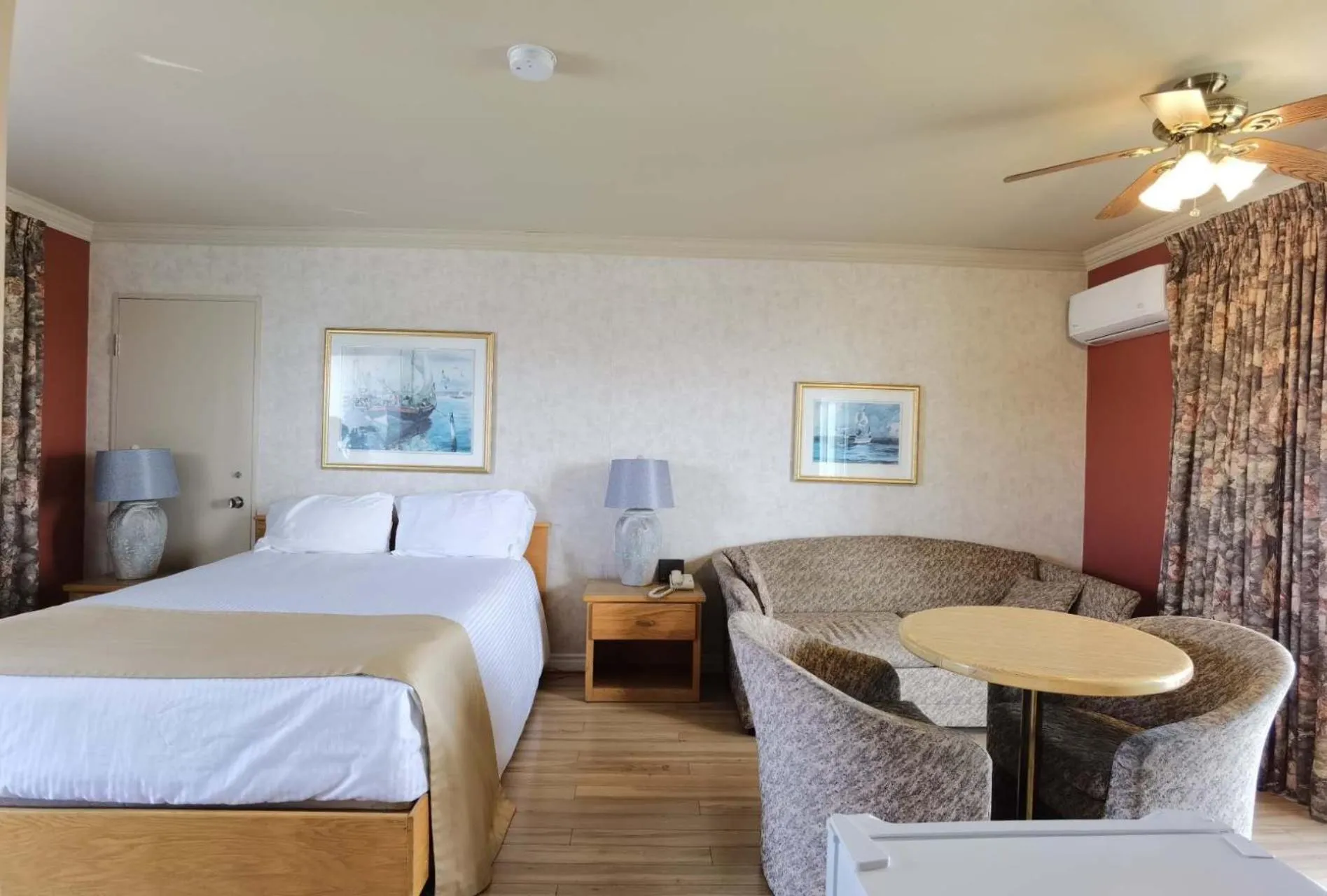 Bed in Motel Grand-Pré Inc