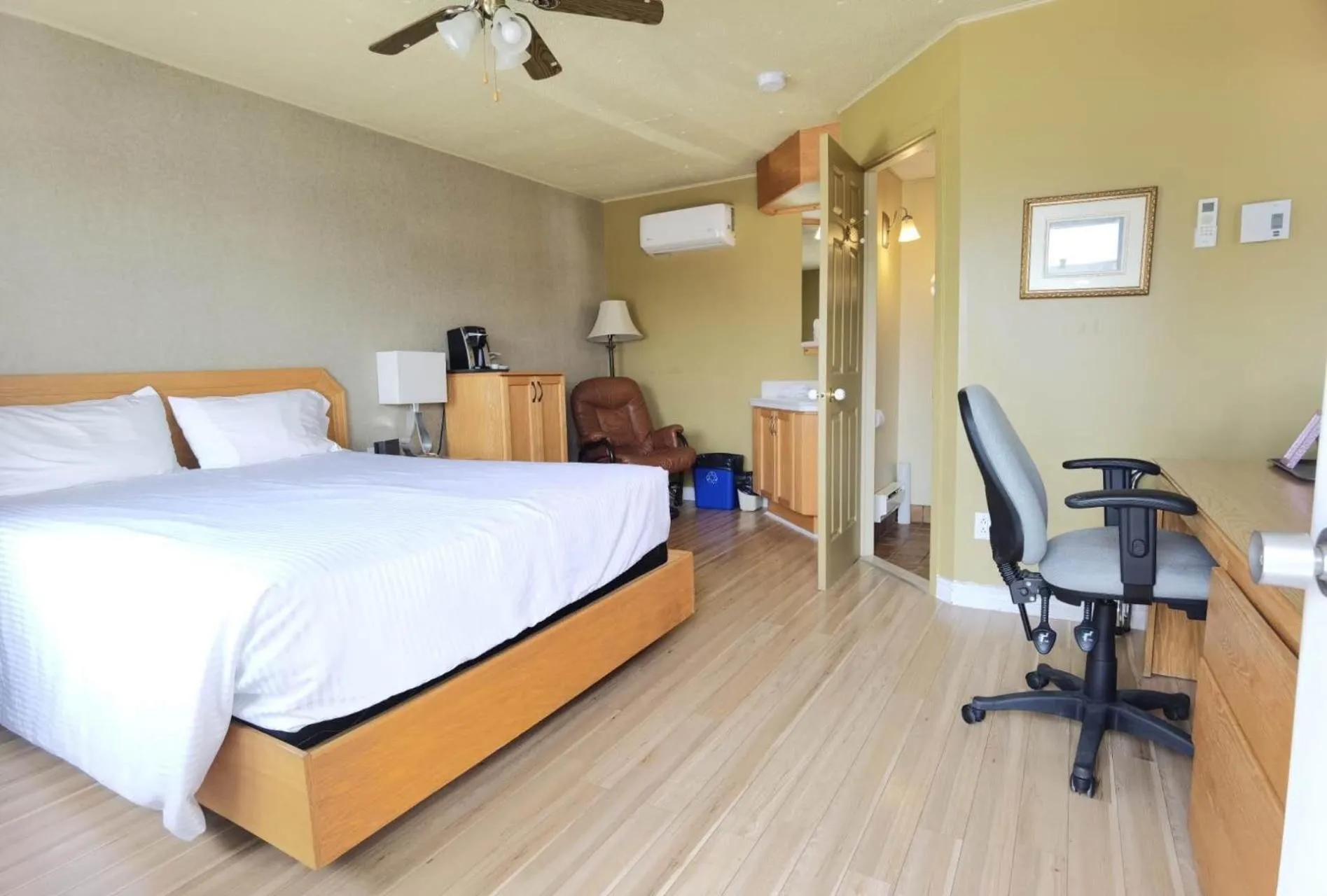 Bed in Motel Grand-Pré Inc