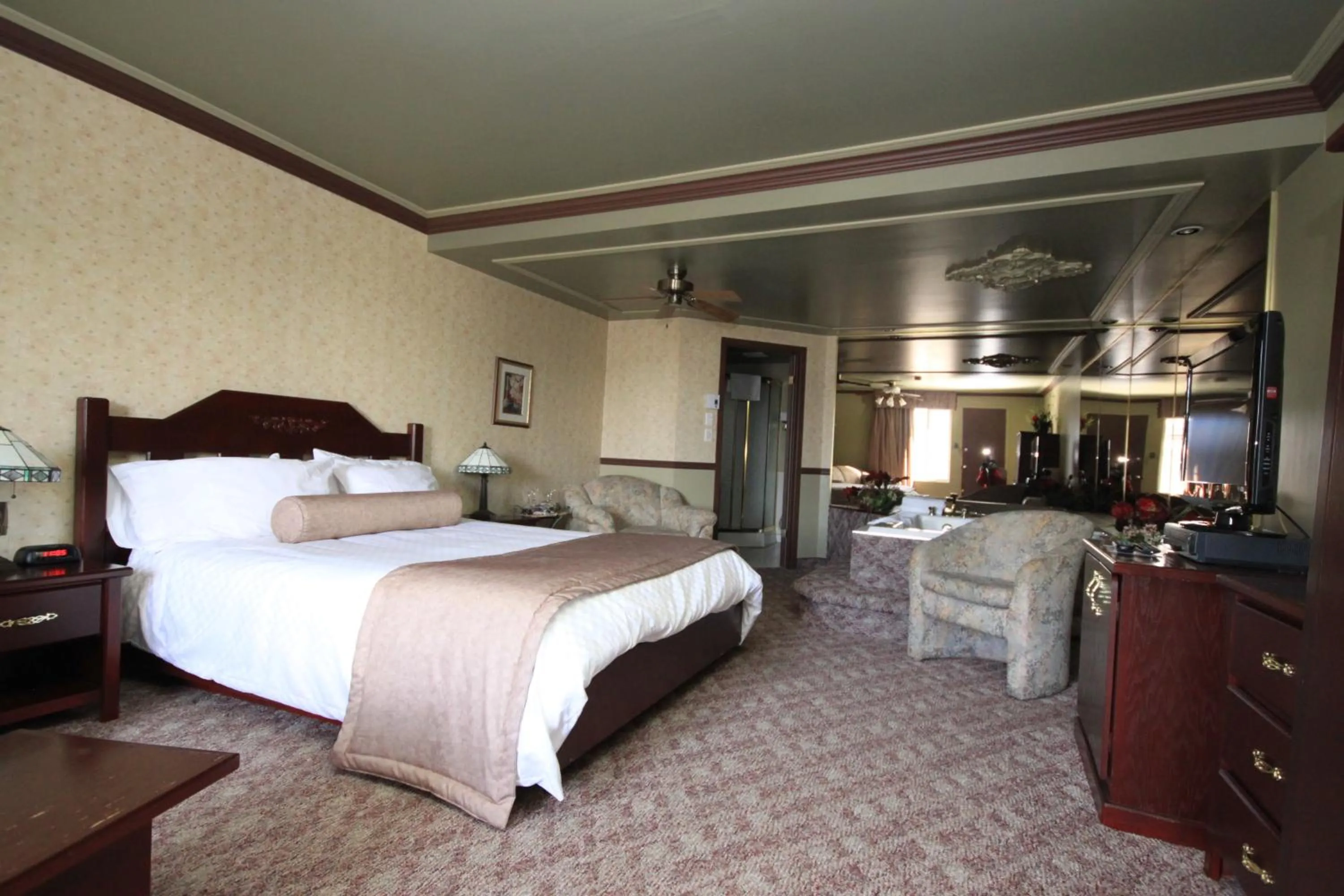 Photo of the whole room, Bed in Motel Grand-Pré Inc