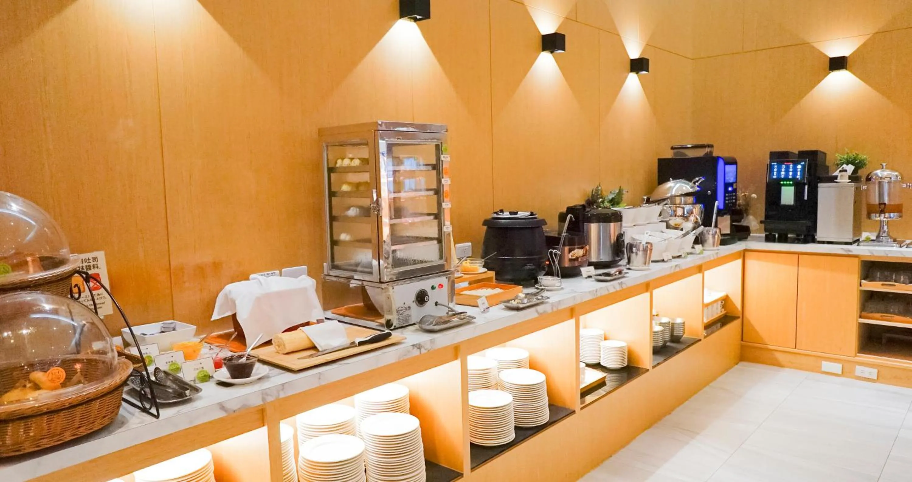 Restaurant/places to eat in Hotel A