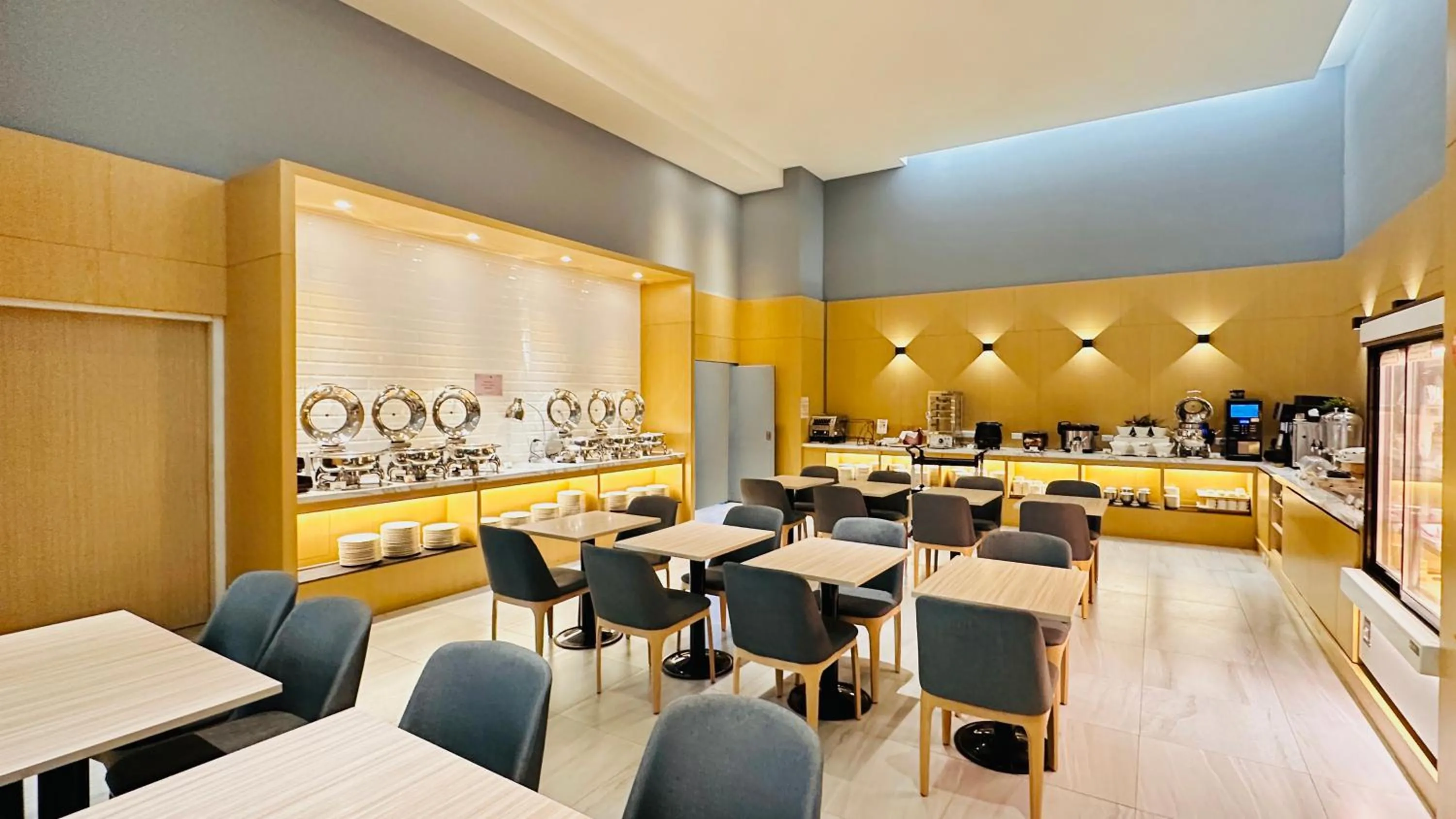 Restaurant/places to eat in Hotel A