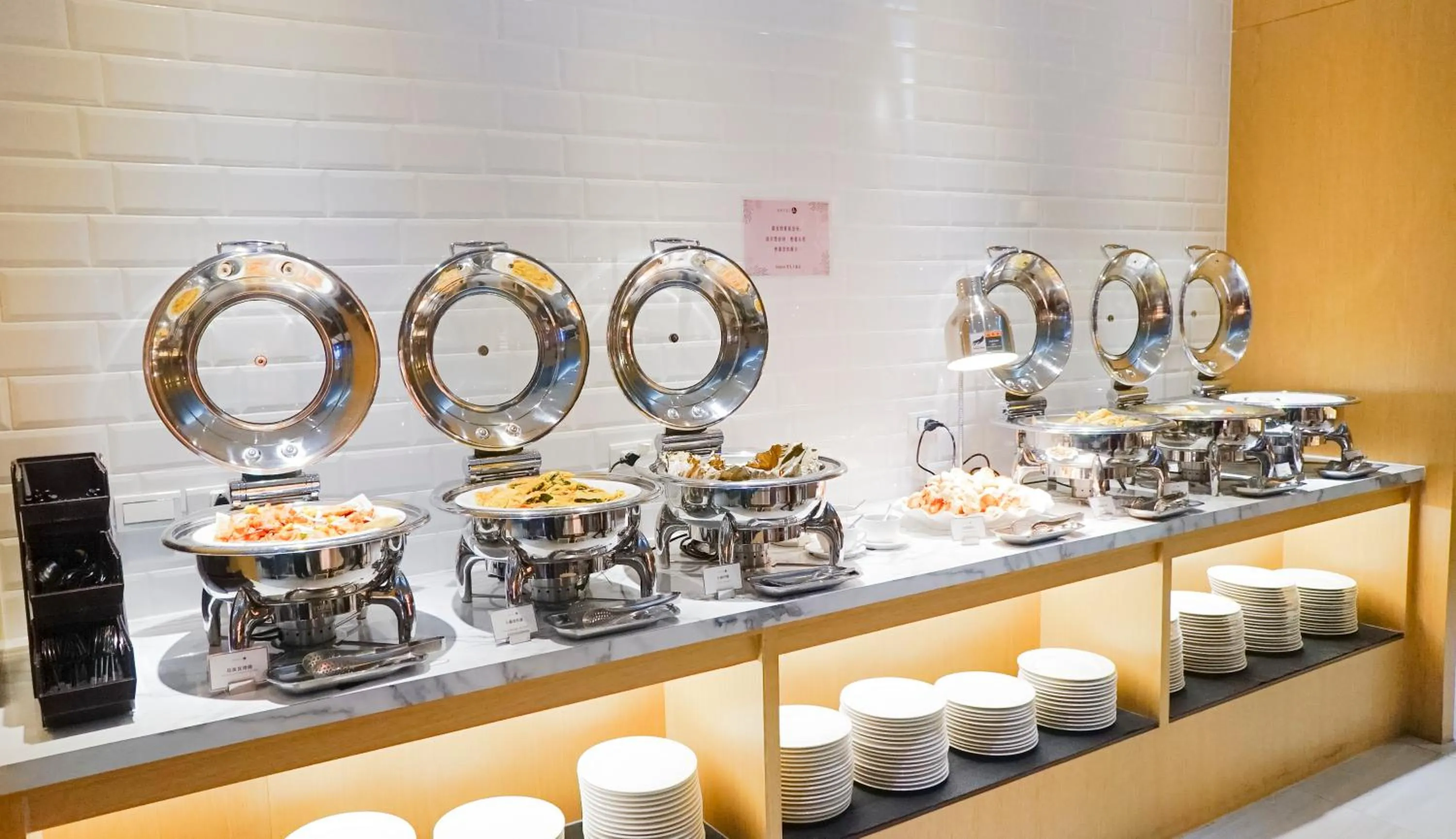 Restaurant/places to eat in Hotel A