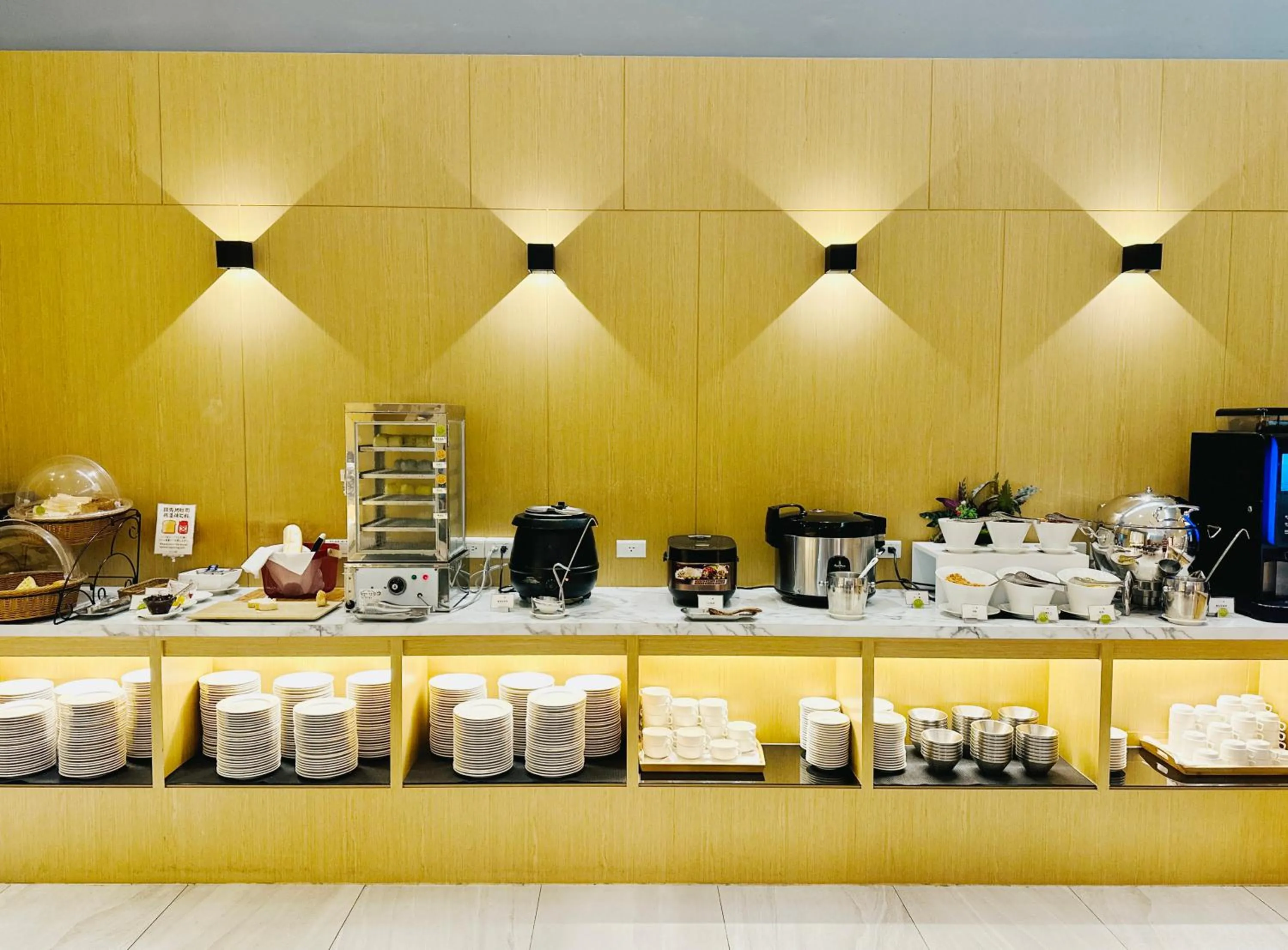 Restaurant/places to eat in Hotel A