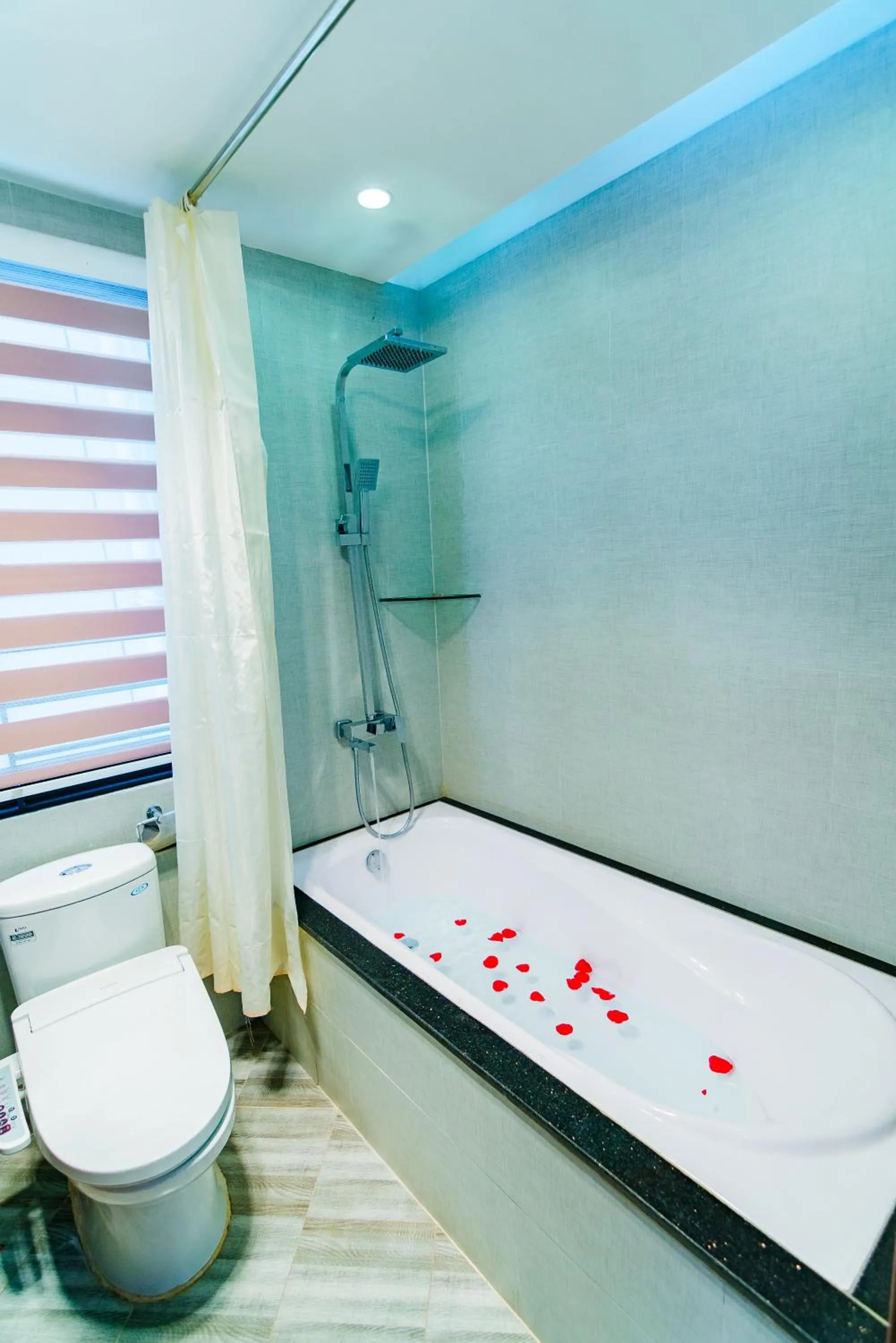 Toilet in Hana Stay Trần Quốc Hoàn