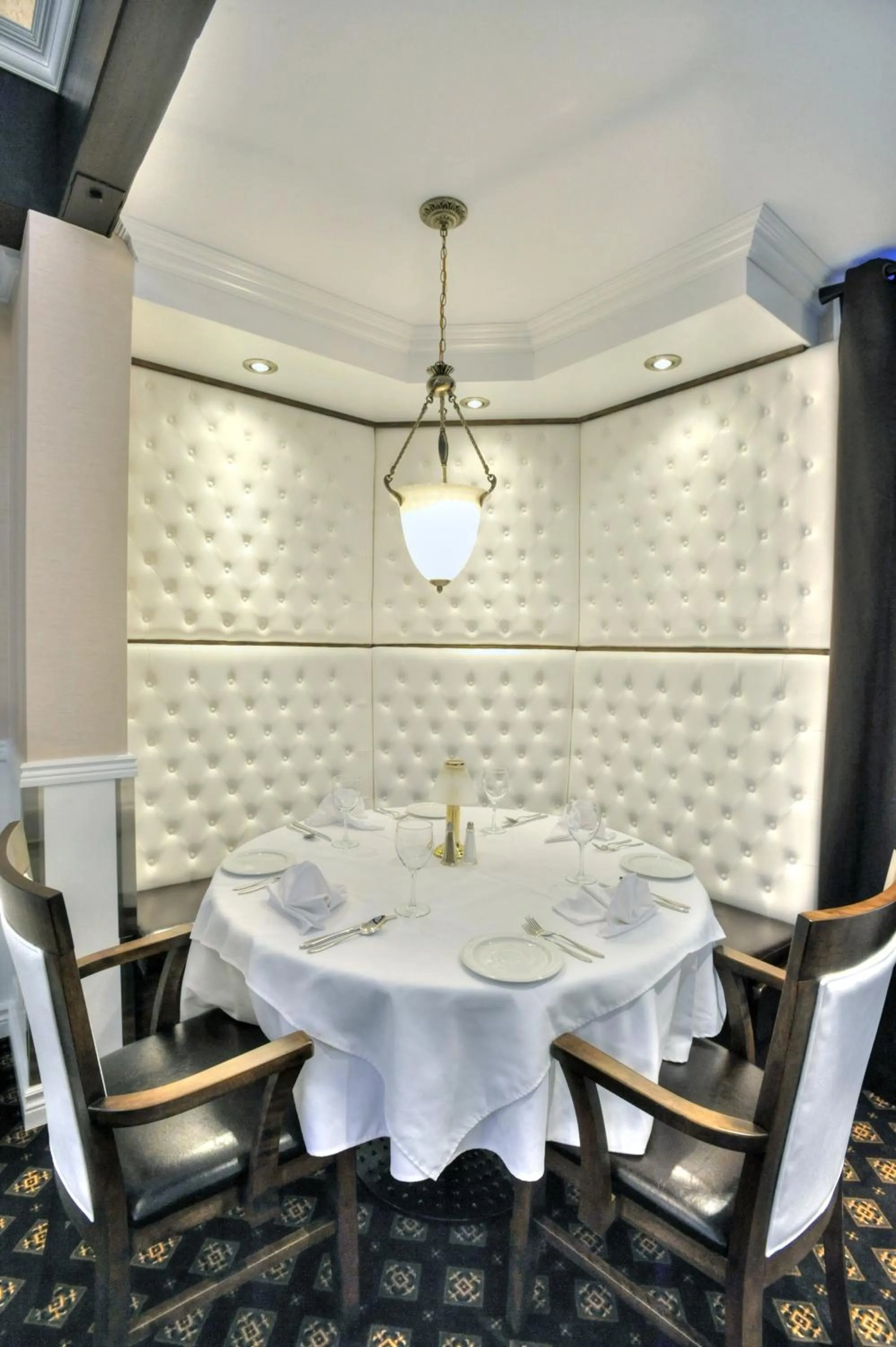 Restaurant/places to eat in L'Escale Hôtel Suites