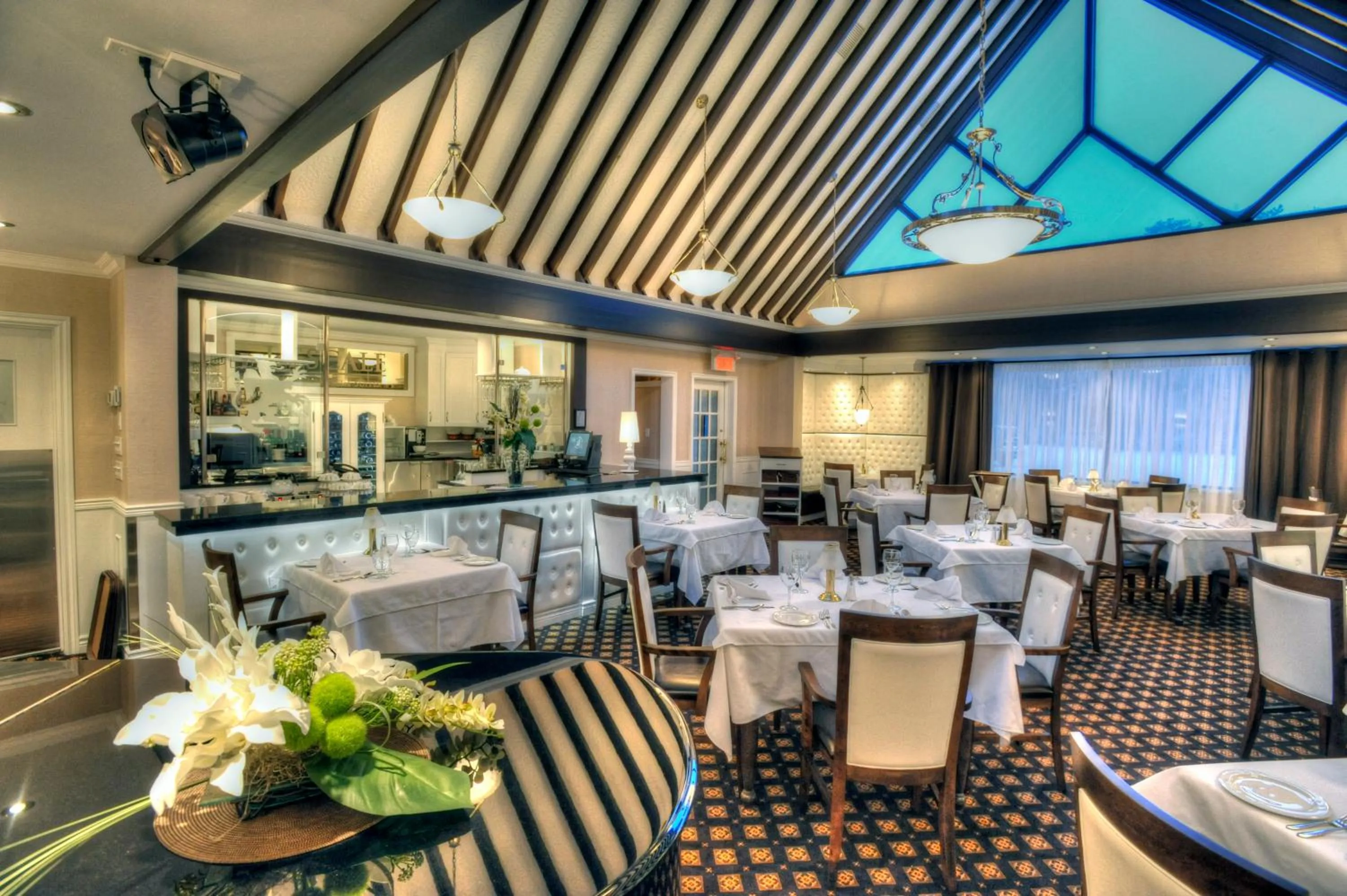 Restaurant/places to eat in L'Escale Hôtel Suites