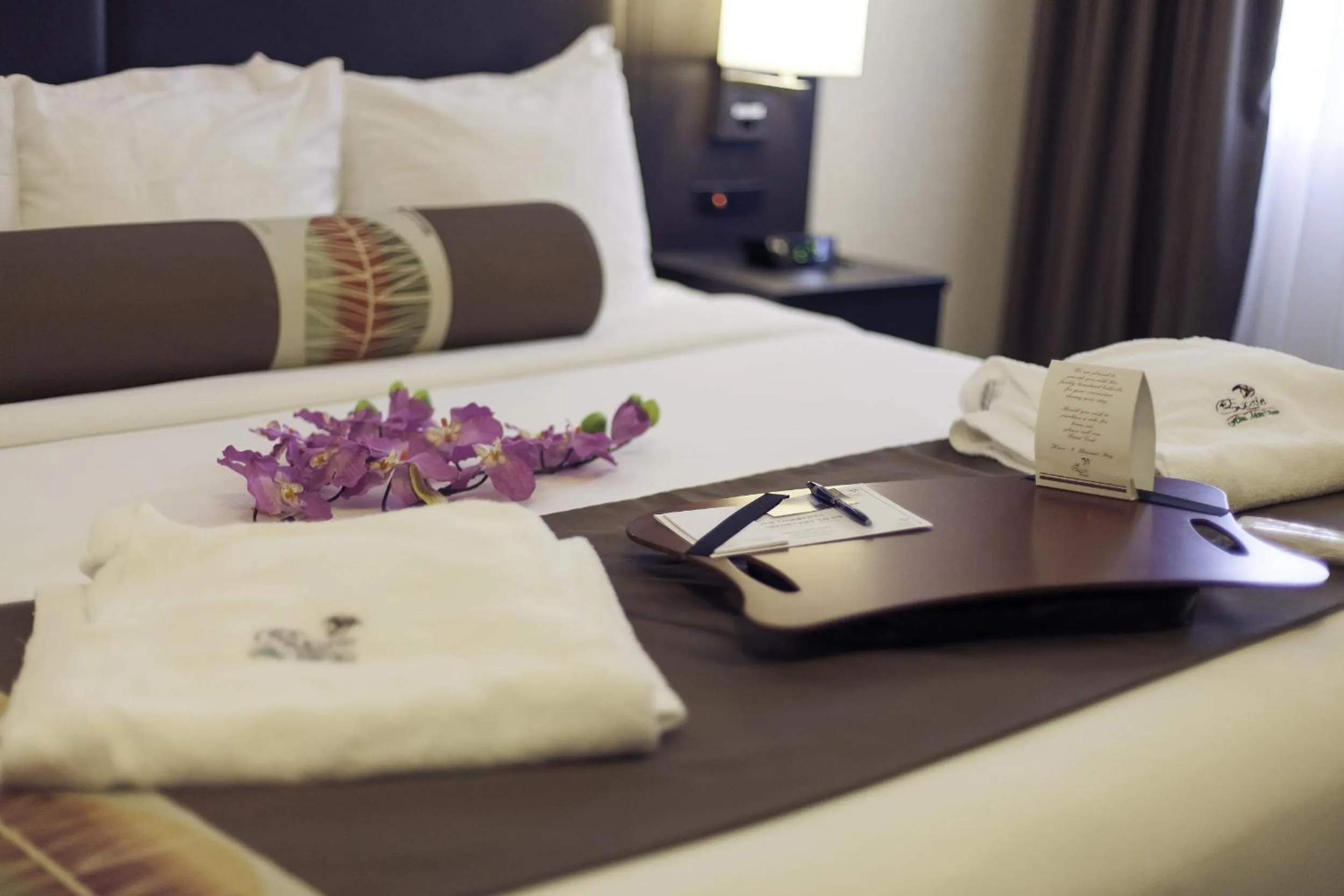 Bed in L'Escale Hôtel Suites