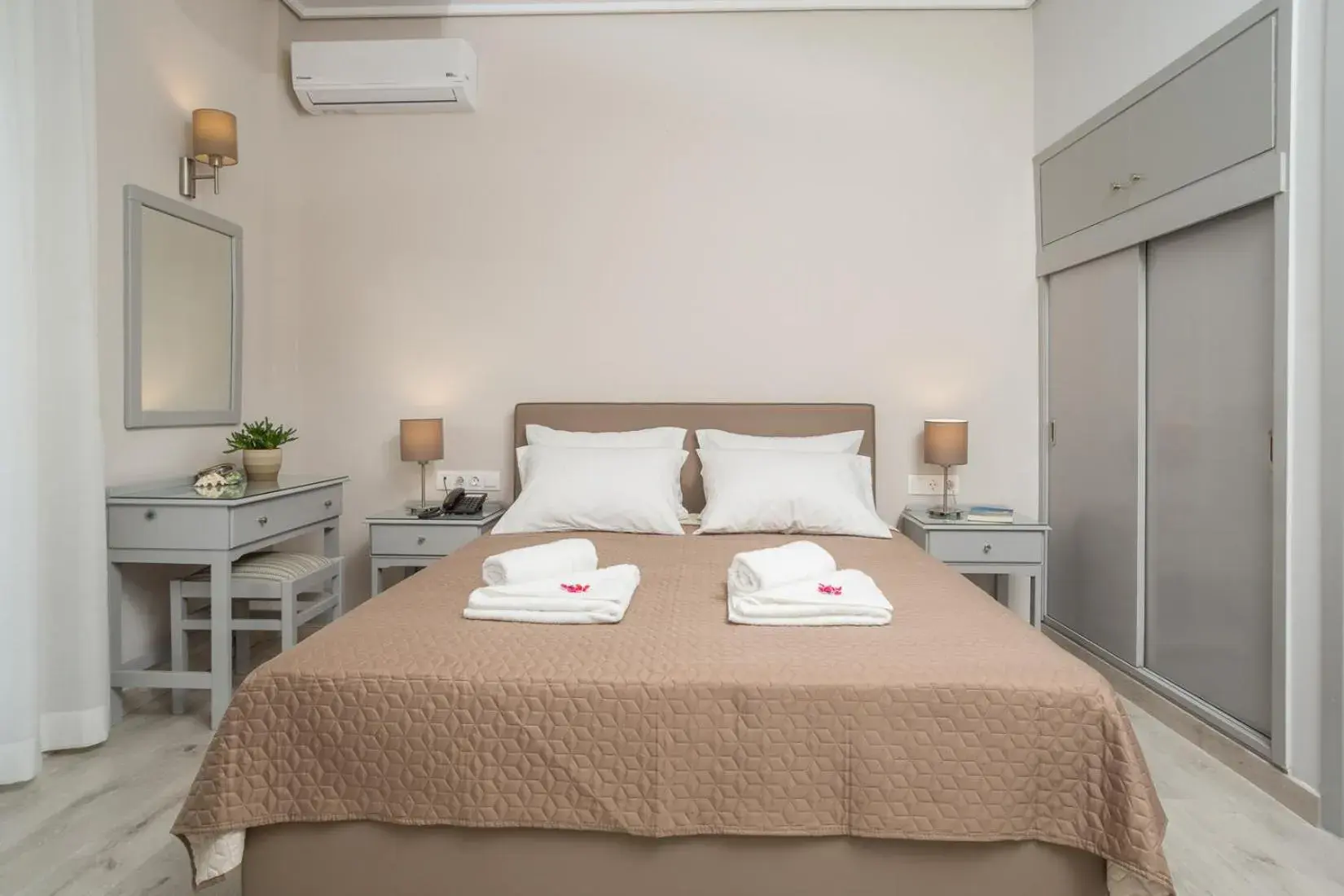 Double Room with Balcony and City View in Hotel Alkyon Double Room with Balcony and City View in Hotel Alkyon