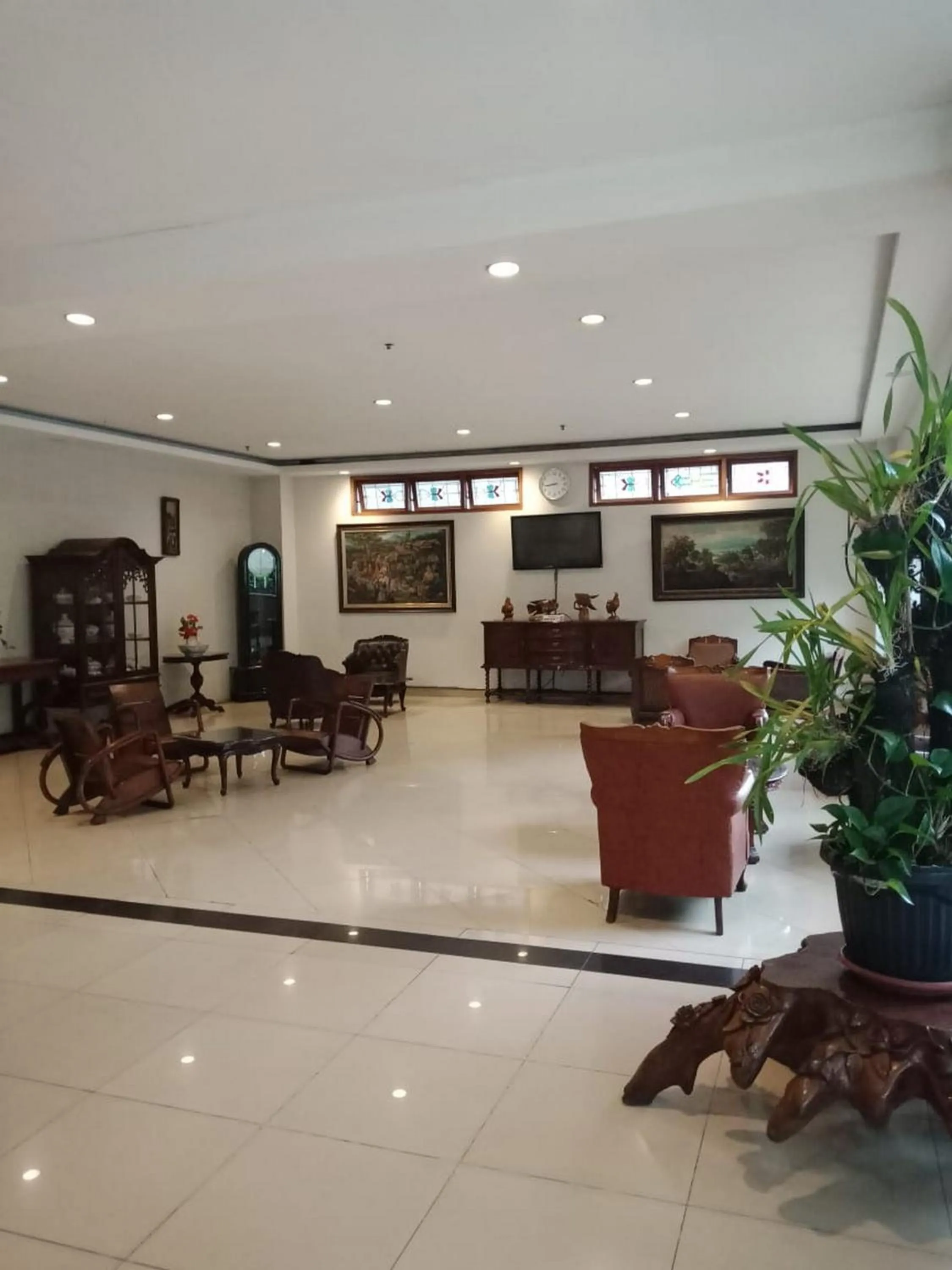Lobby or reception in Hotel Yehezkiel Surapati Mitra RedDoorz