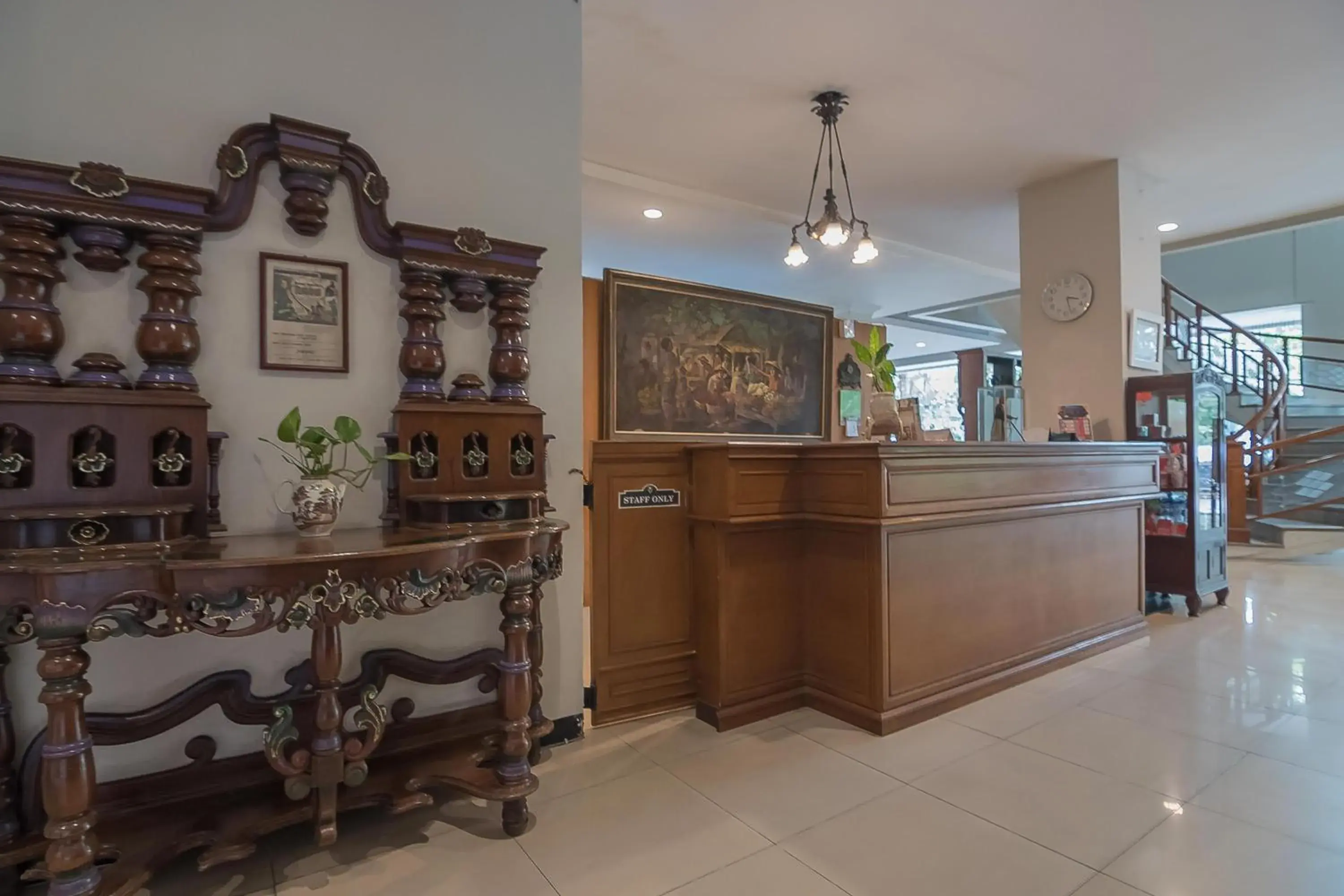 Lobby or reception in Hotel Yehezkiel Surapati Mitra RedDoorz Lobby or reception in Hotel Yehezkiel Surapati Mitra RedDoorz