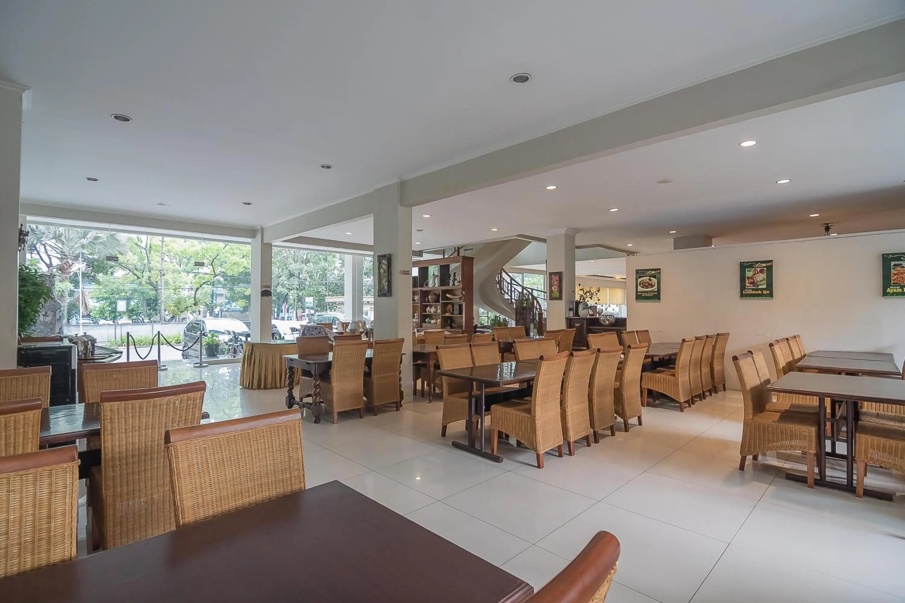 Restaurant/places to eat in Hotel Yehezkiel Surapati Mitra RedDoorz