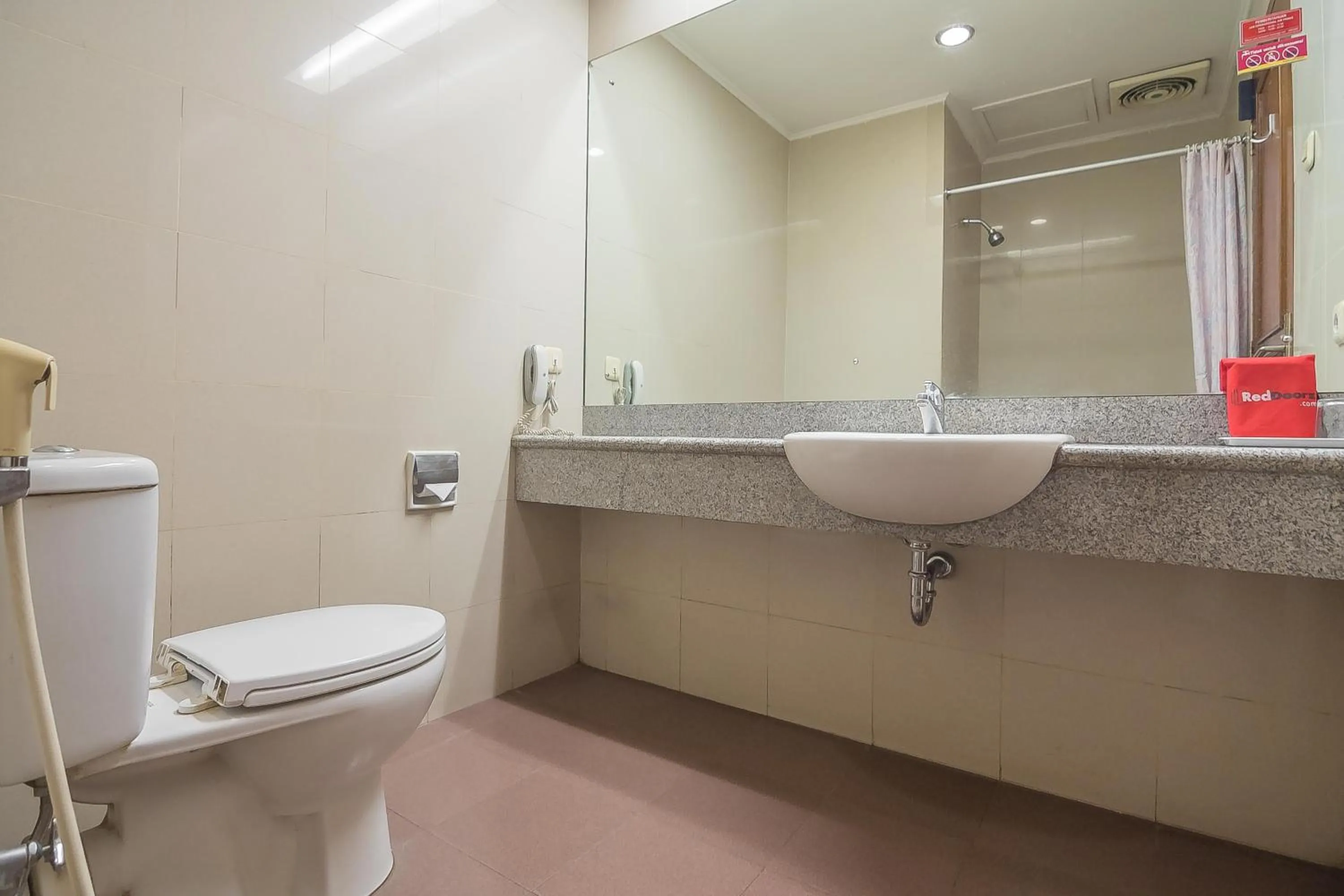 Bathroom in Hotel Yehezkiel Surapati Mitra RedDoorz
