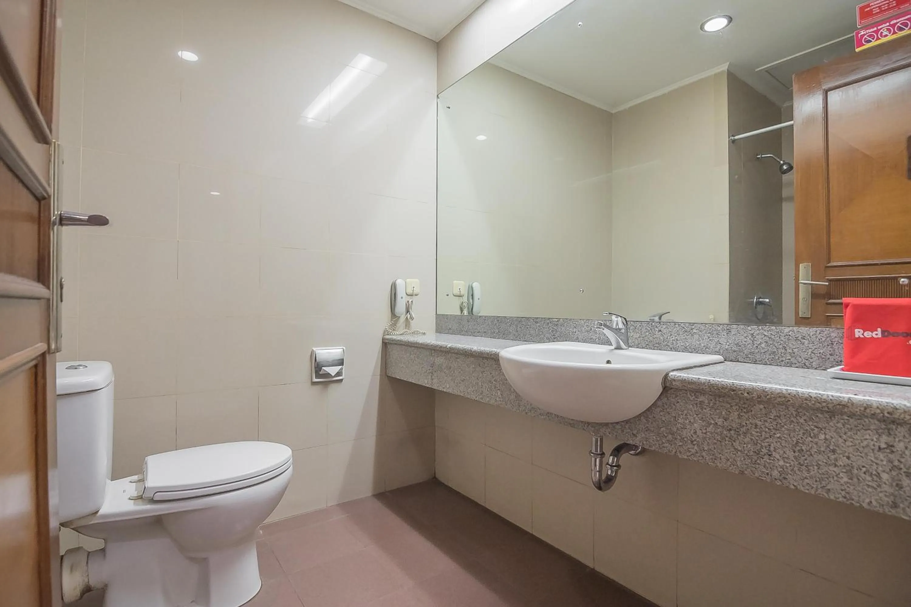 Bathroom in Hotel Yehezkiel Surapati Mitra RedDoorz