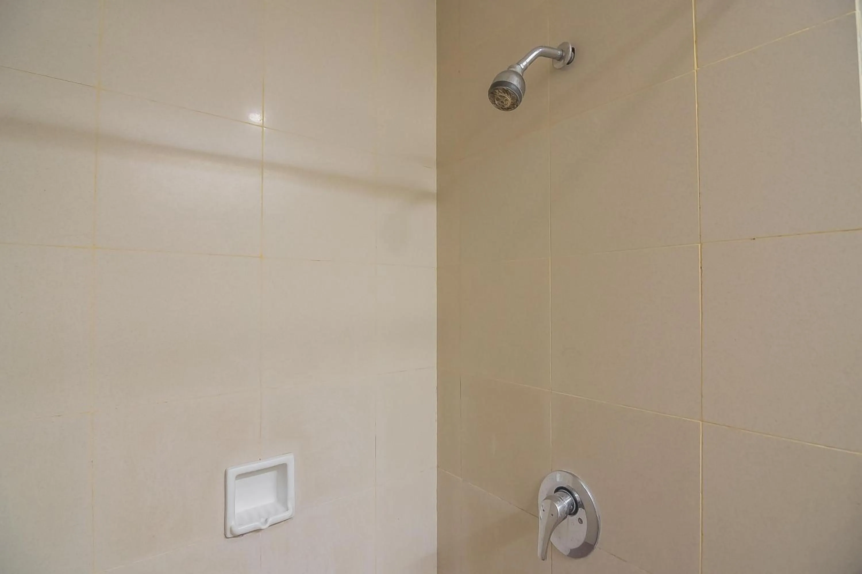 Bathroom in Hotel Yehezkiel Surapati Mitra RedDoorz