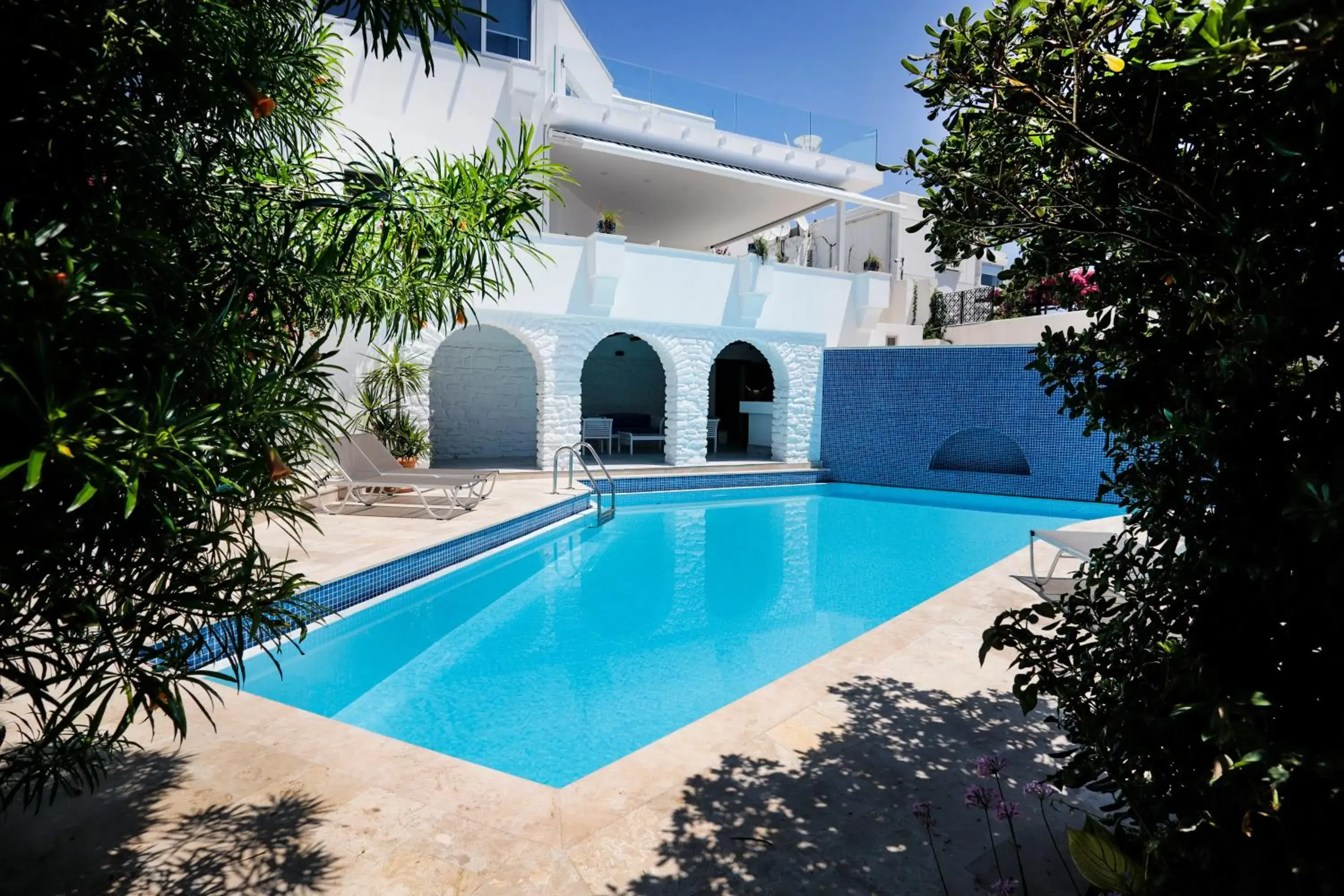 Flag Suites +12 Flag Suites +12