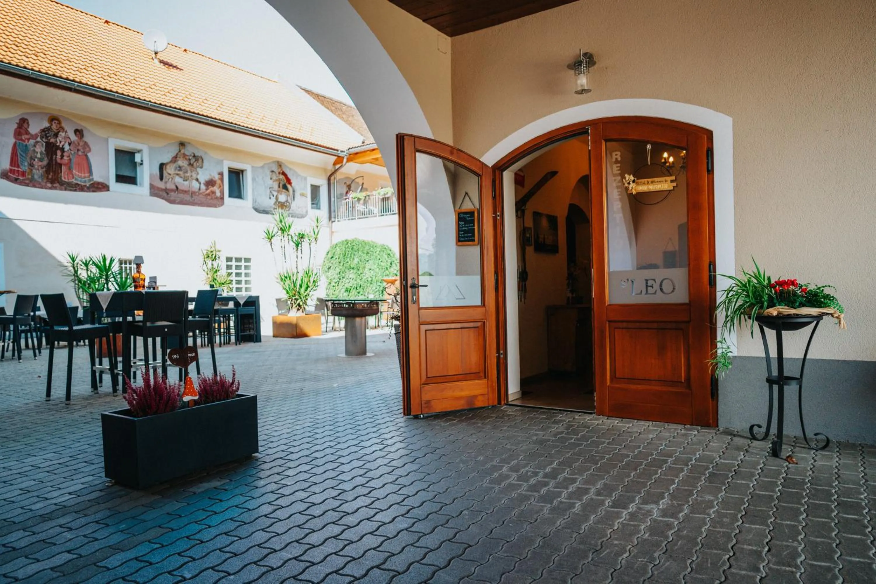 Facade/entrance in Hotel Leo