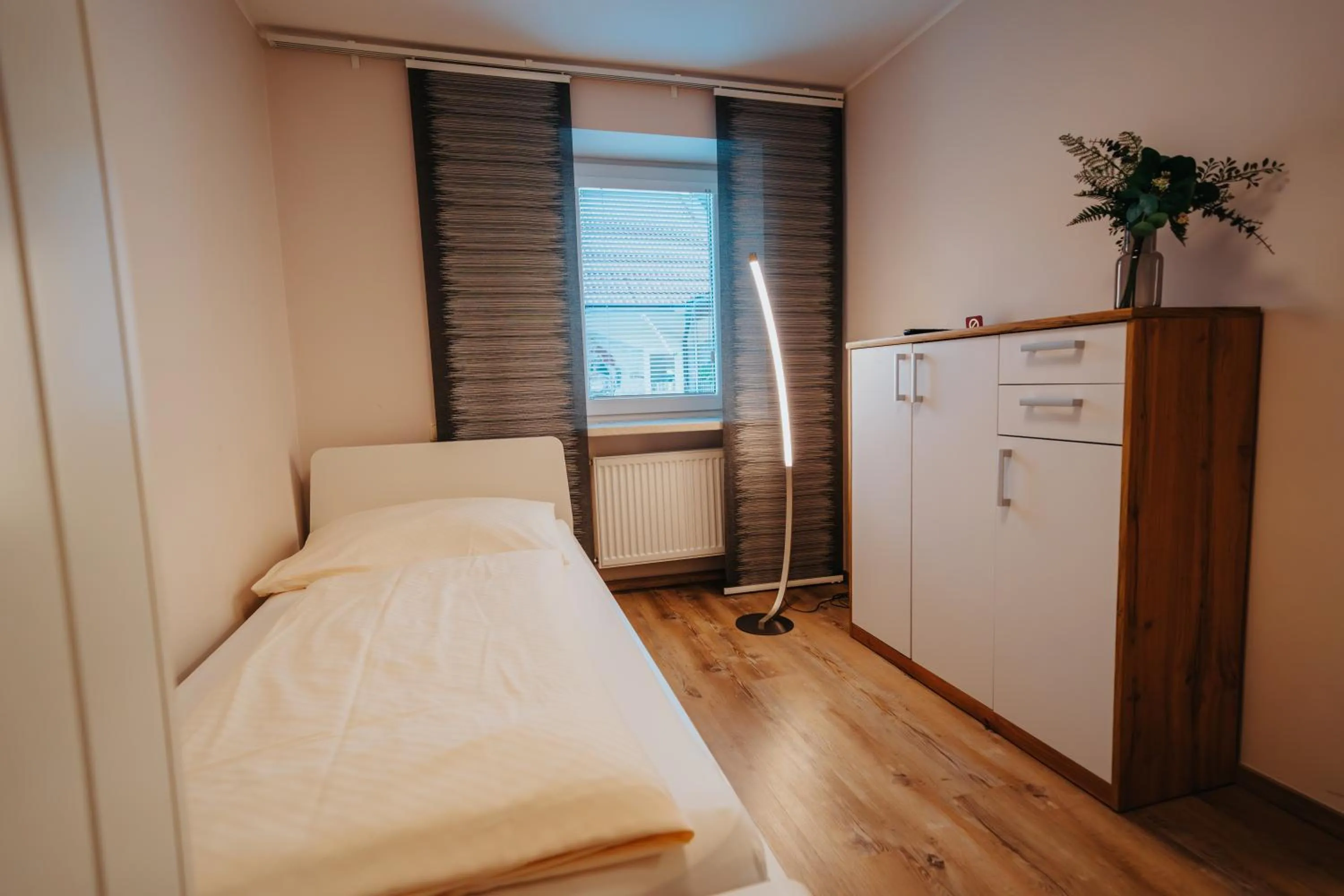 Bedroom, Bed in Hotel Leo