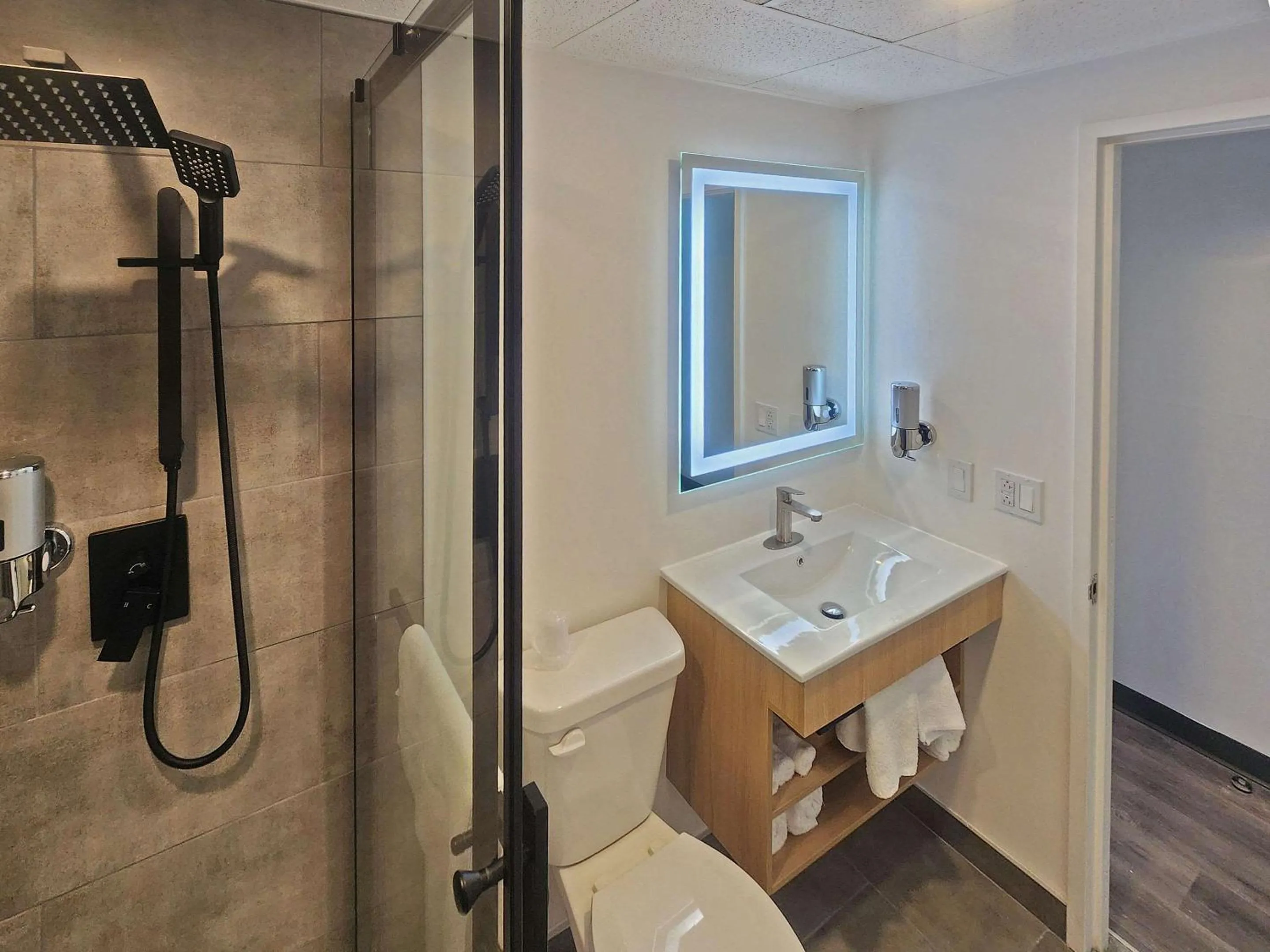 Bedroom in Econo Lodge