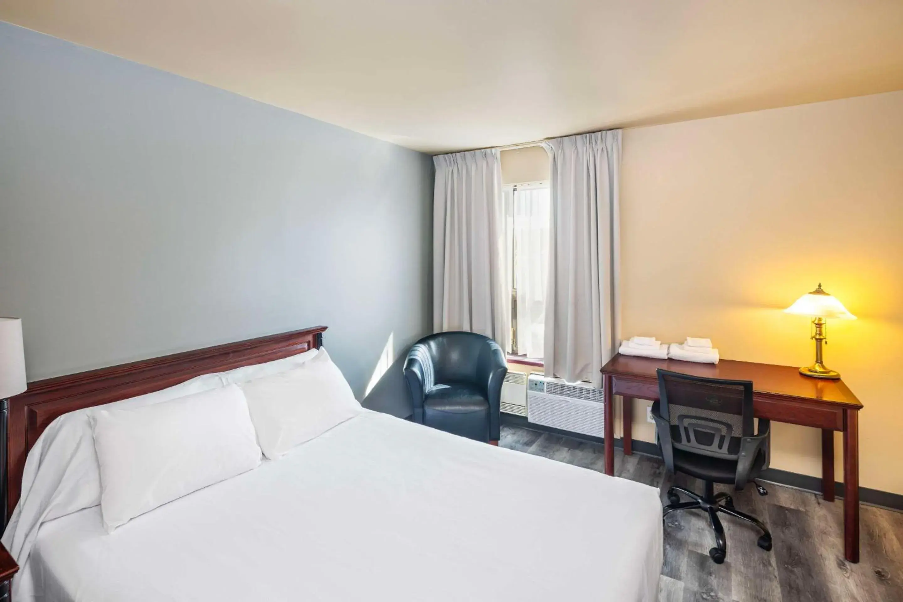 Bedroom, Bed in Econo Lodge Bedroom, Bed in Econo Lodge