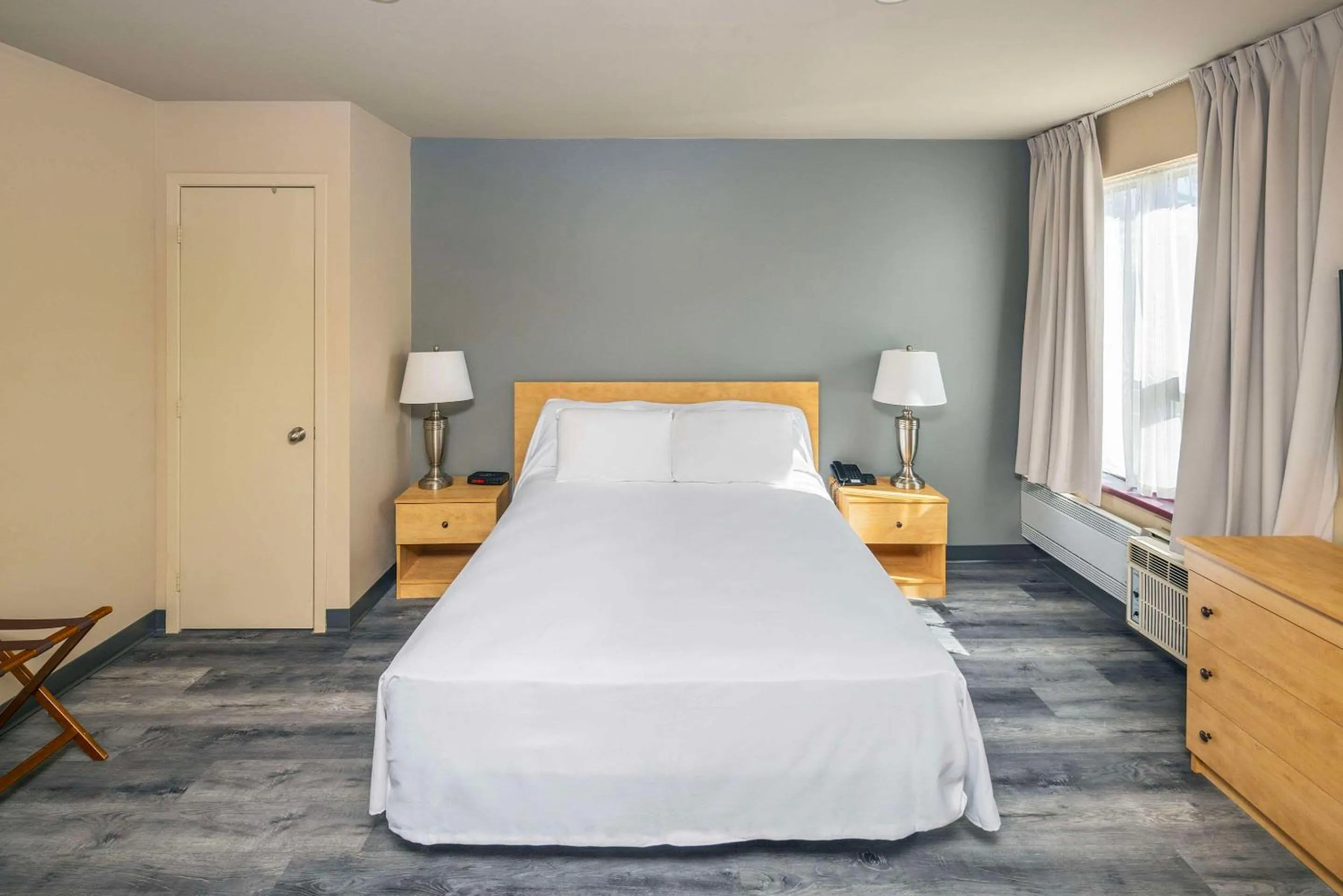 Bedroom, Bed in Econo Lodge