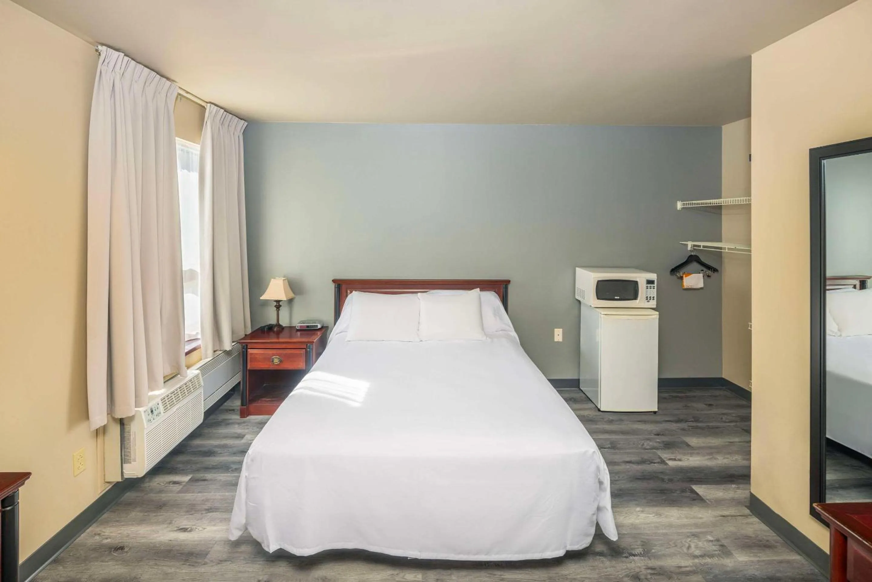 Bedroom, Bed in Econo Lodge