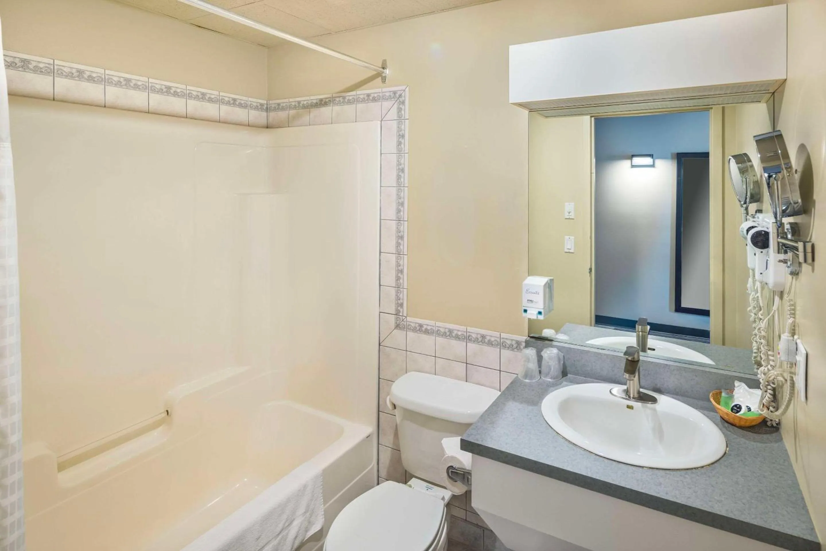 Bedroom in Econo Lodge