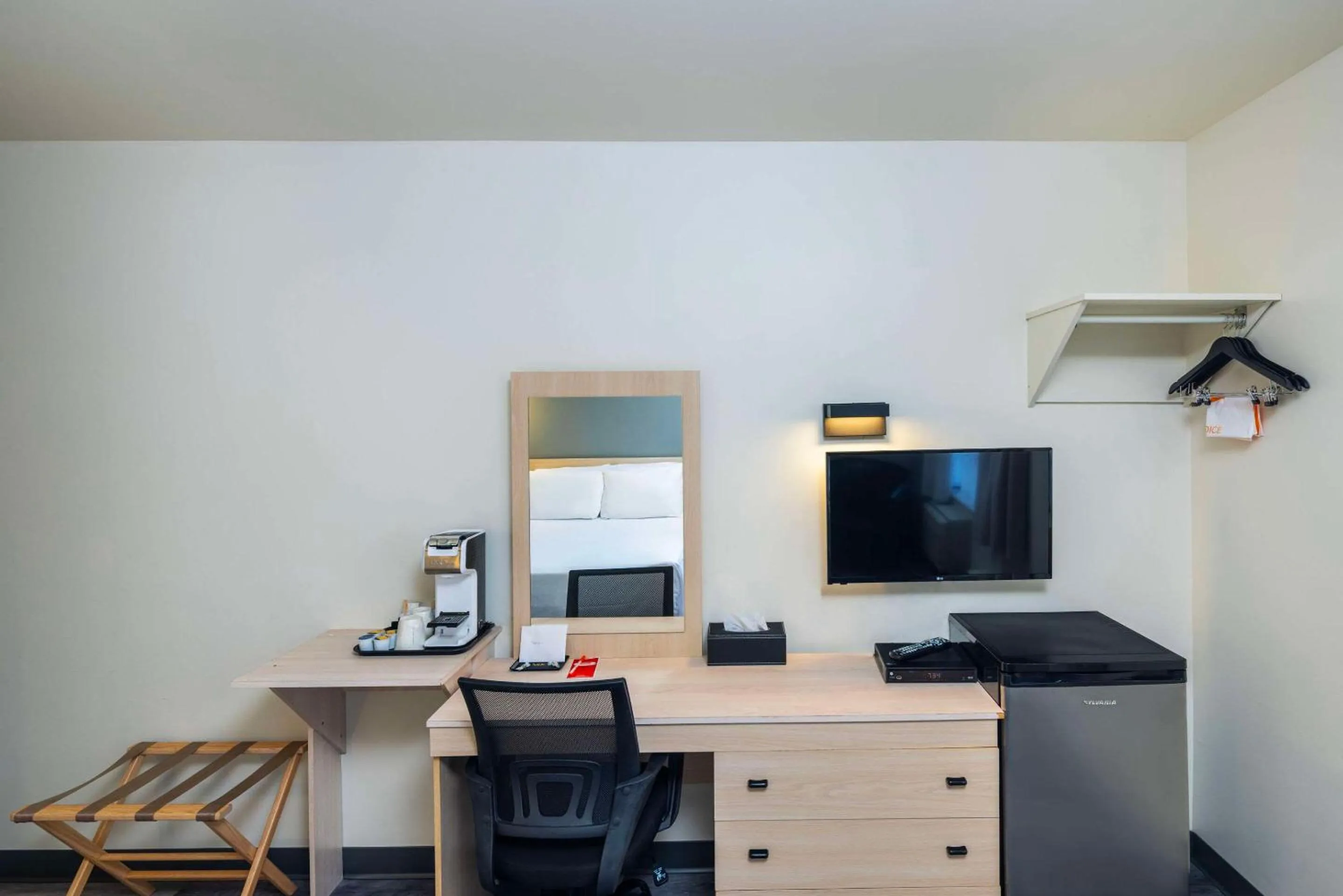 Bedroom in Econo Lodge