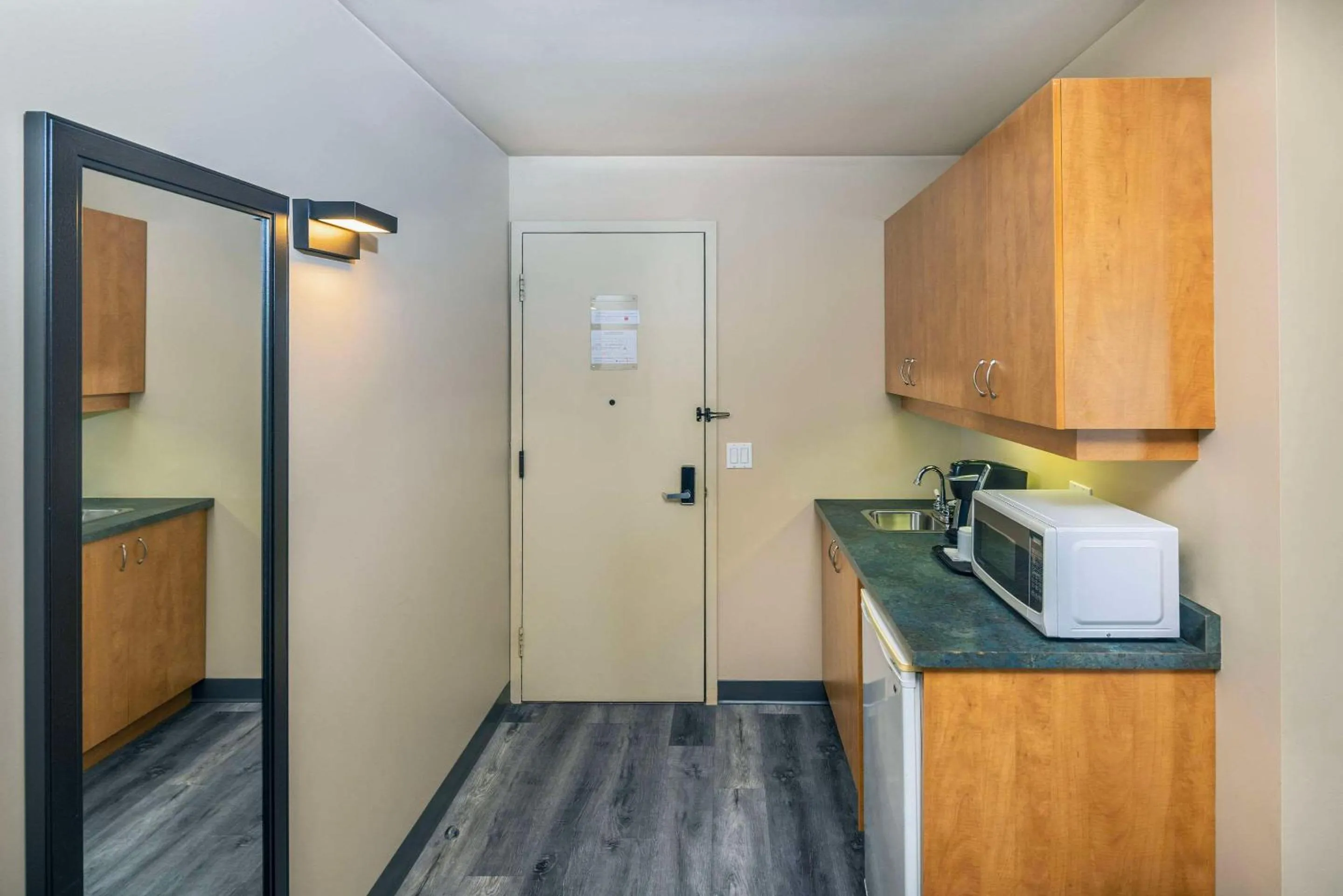 Bedroom in Econo Lodge