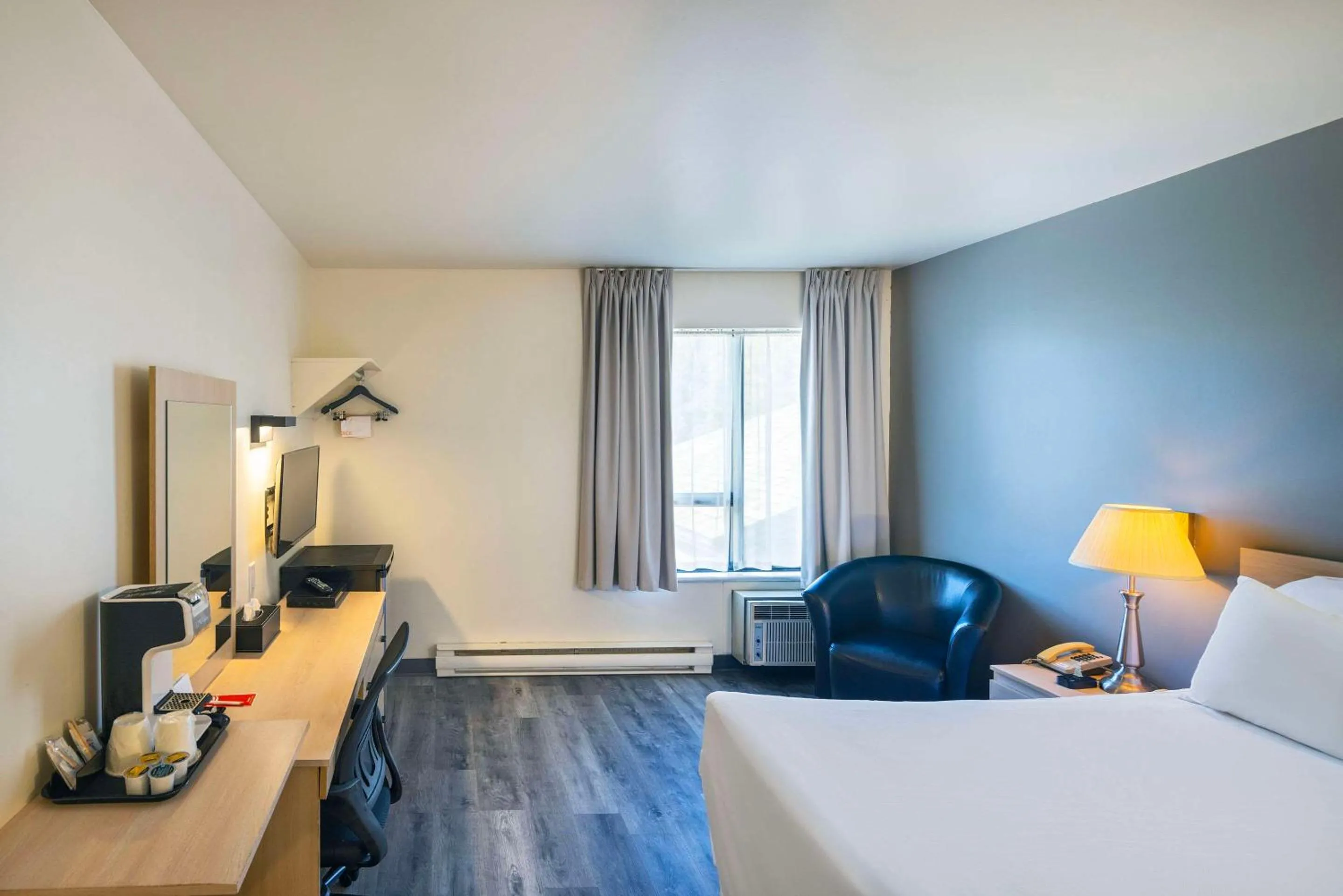 Bedroom, Bed in Econo Lodge