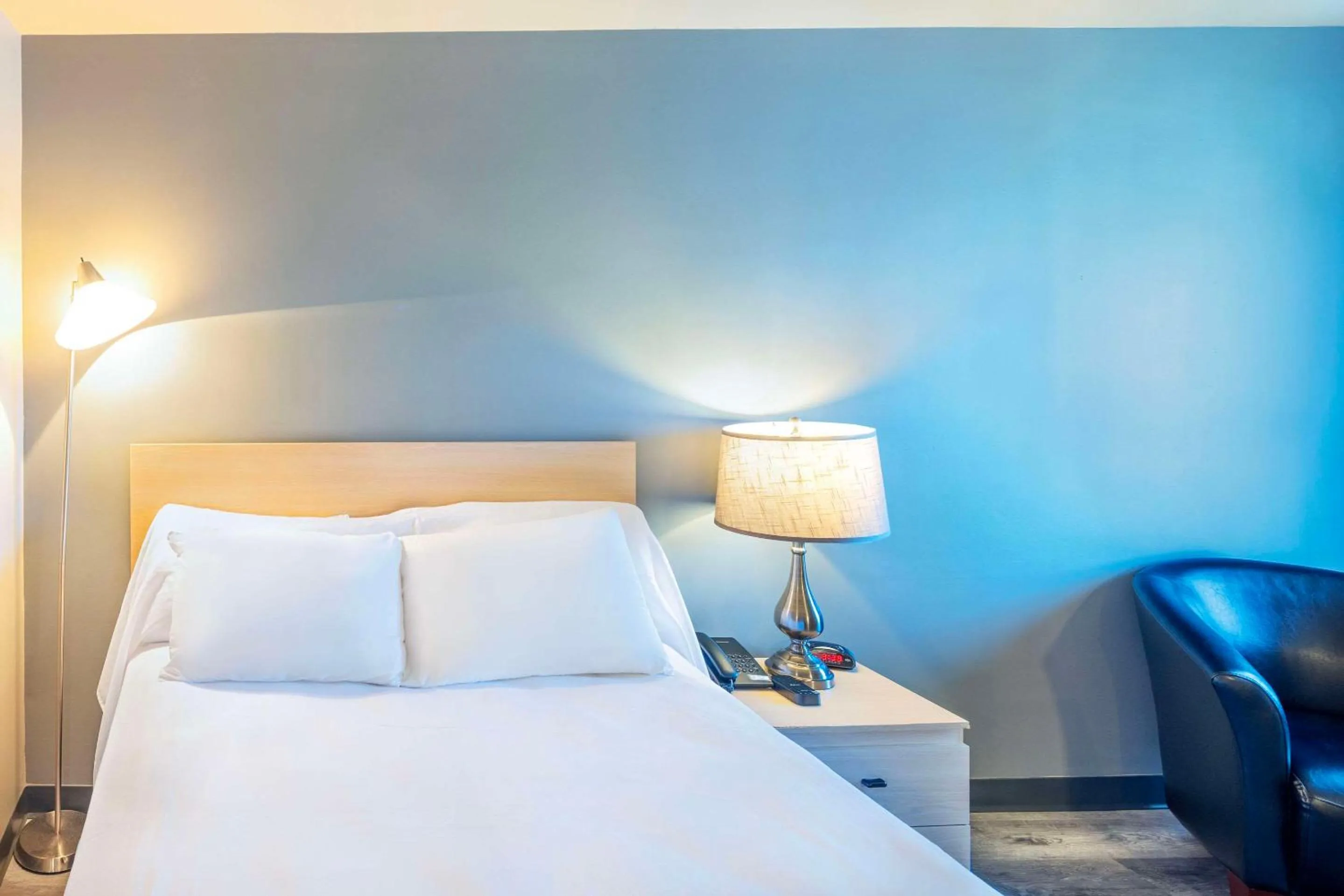 Bedroom, Bed in Econo Lodge