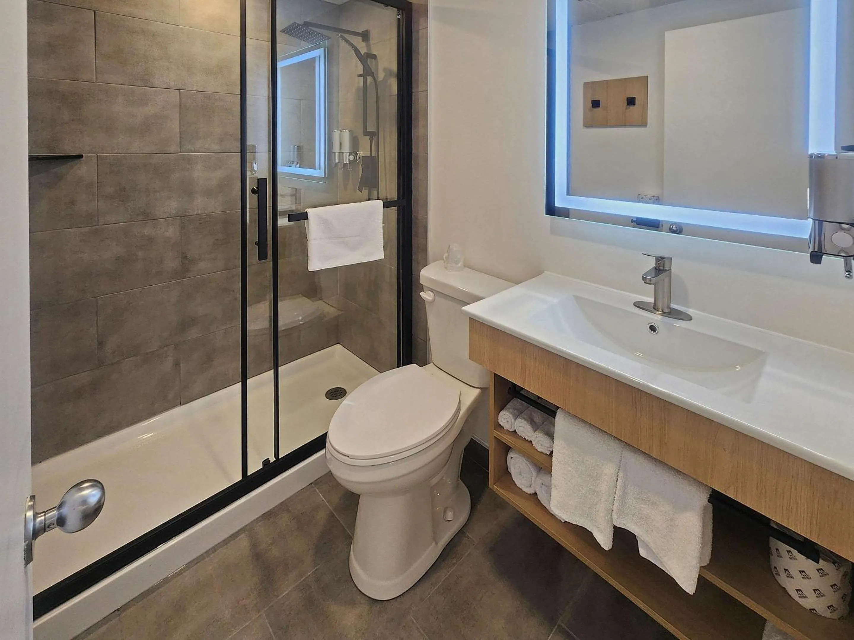 Bedroom in Econo Lodge