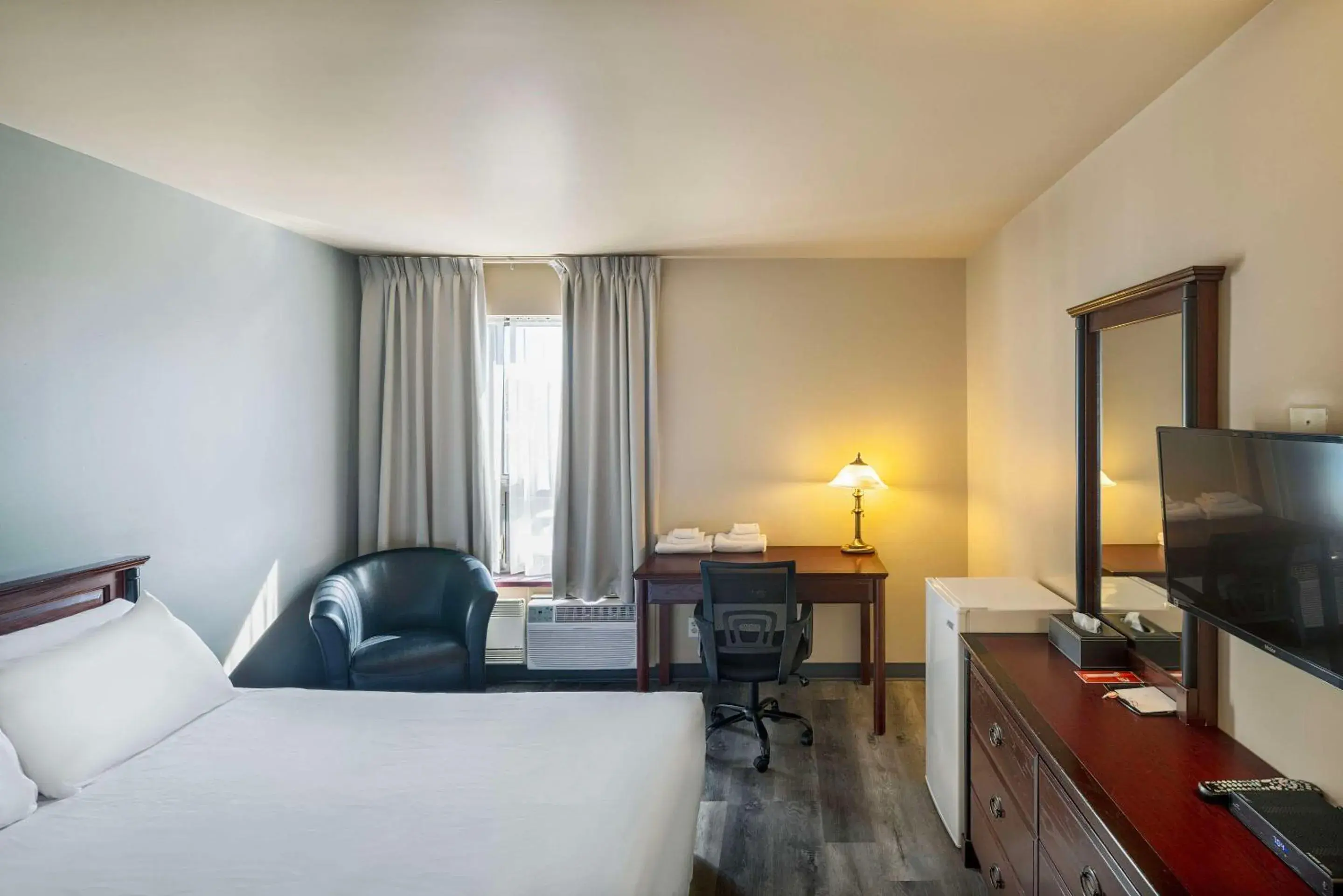 Bedroom, Bed in Econo Lodge Bedroom, Bed in Econo Lodge