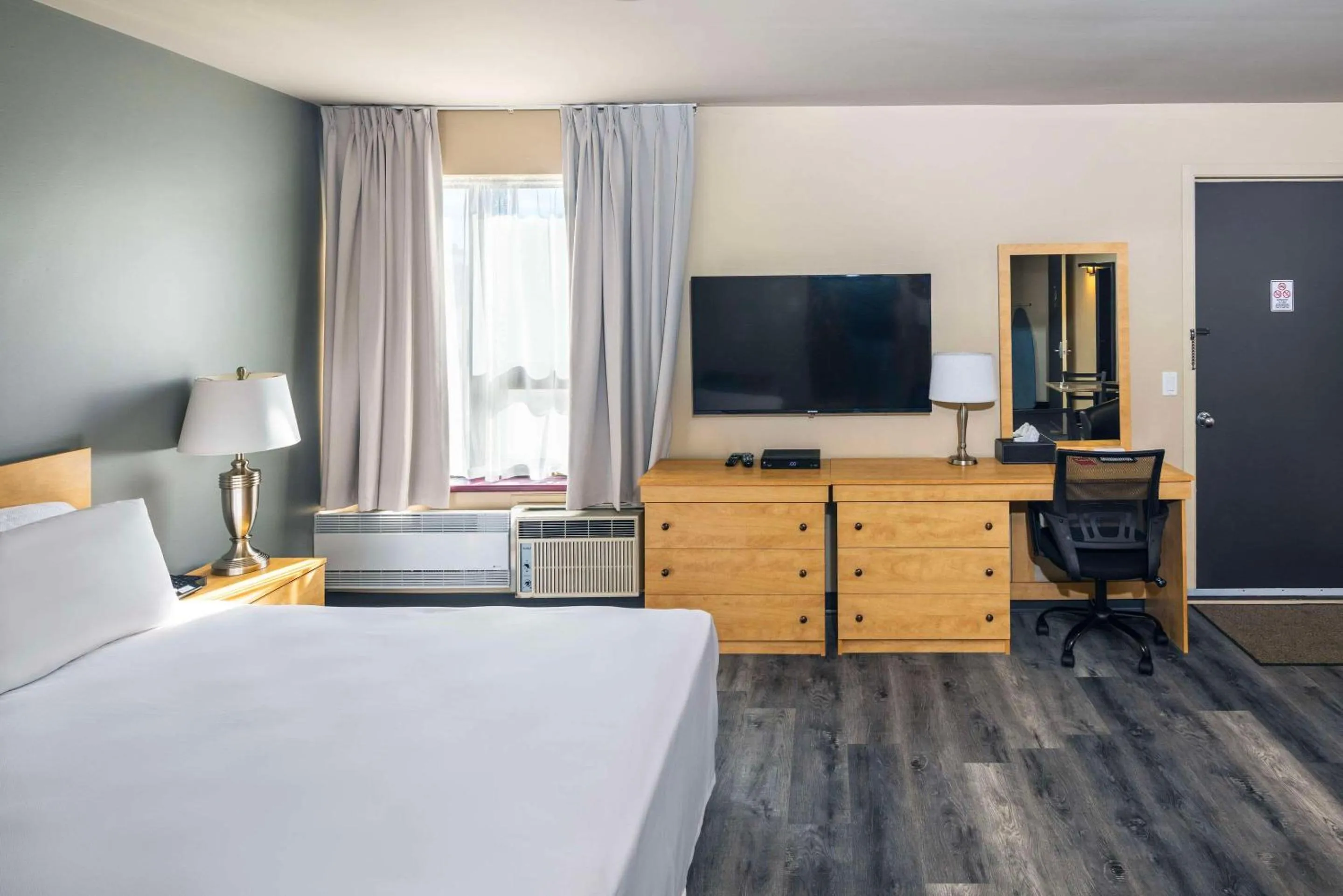 Bedroom, Bed in Econo Lodge