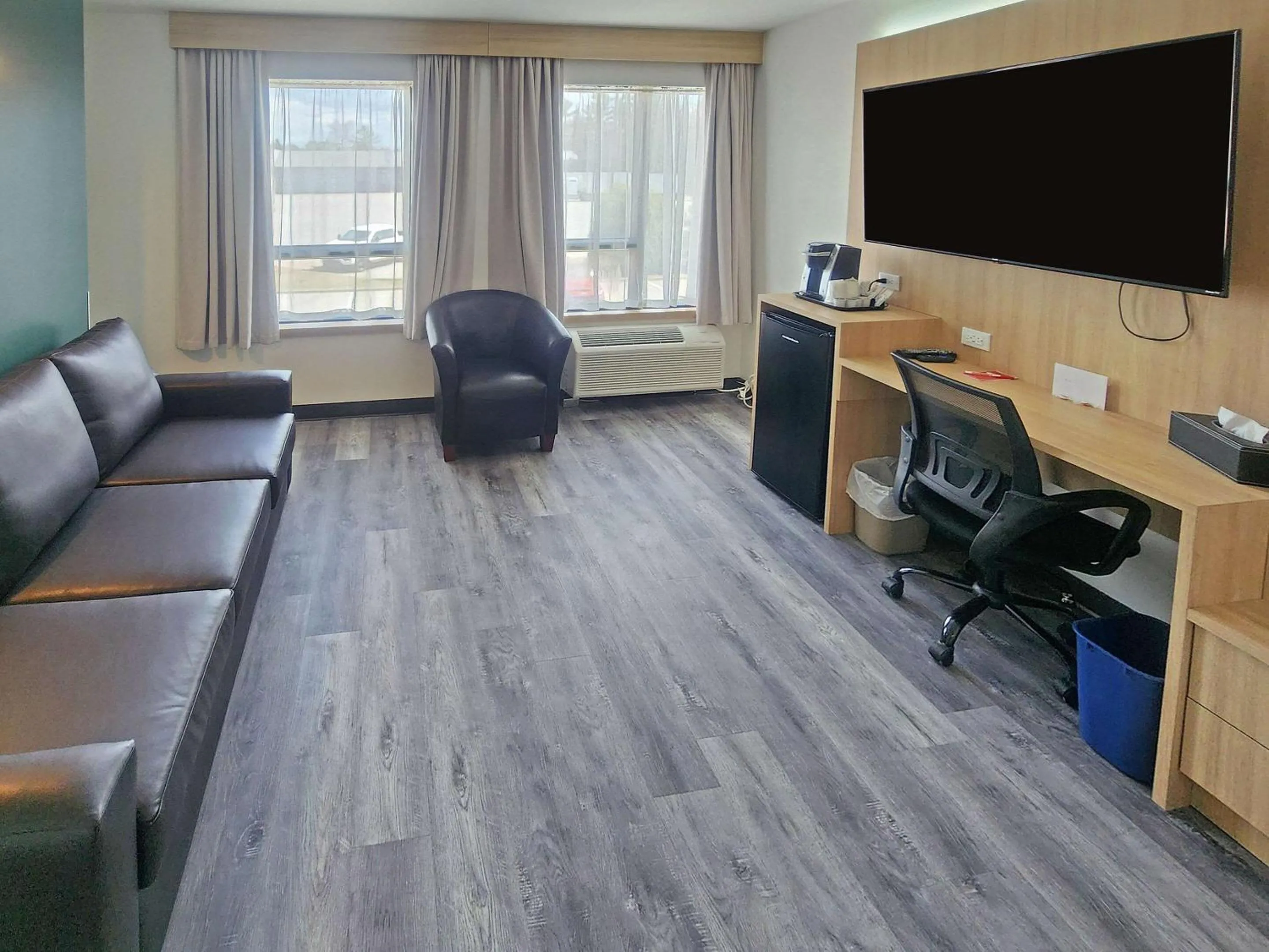 Bedroom in Econo Lodge